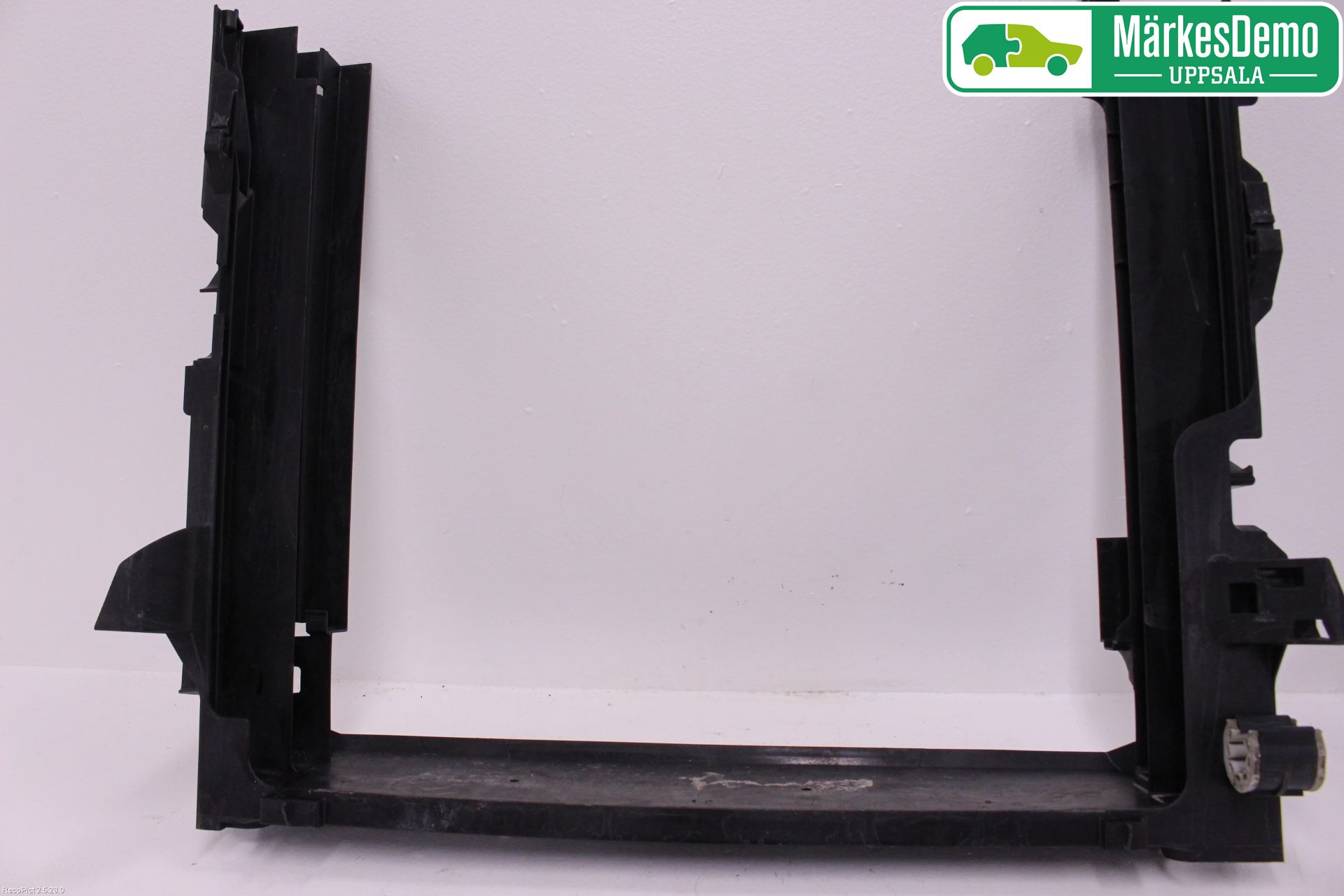 BMW X6 E71/E72   08-14 Radiator Feste - Ramme - Bjelk