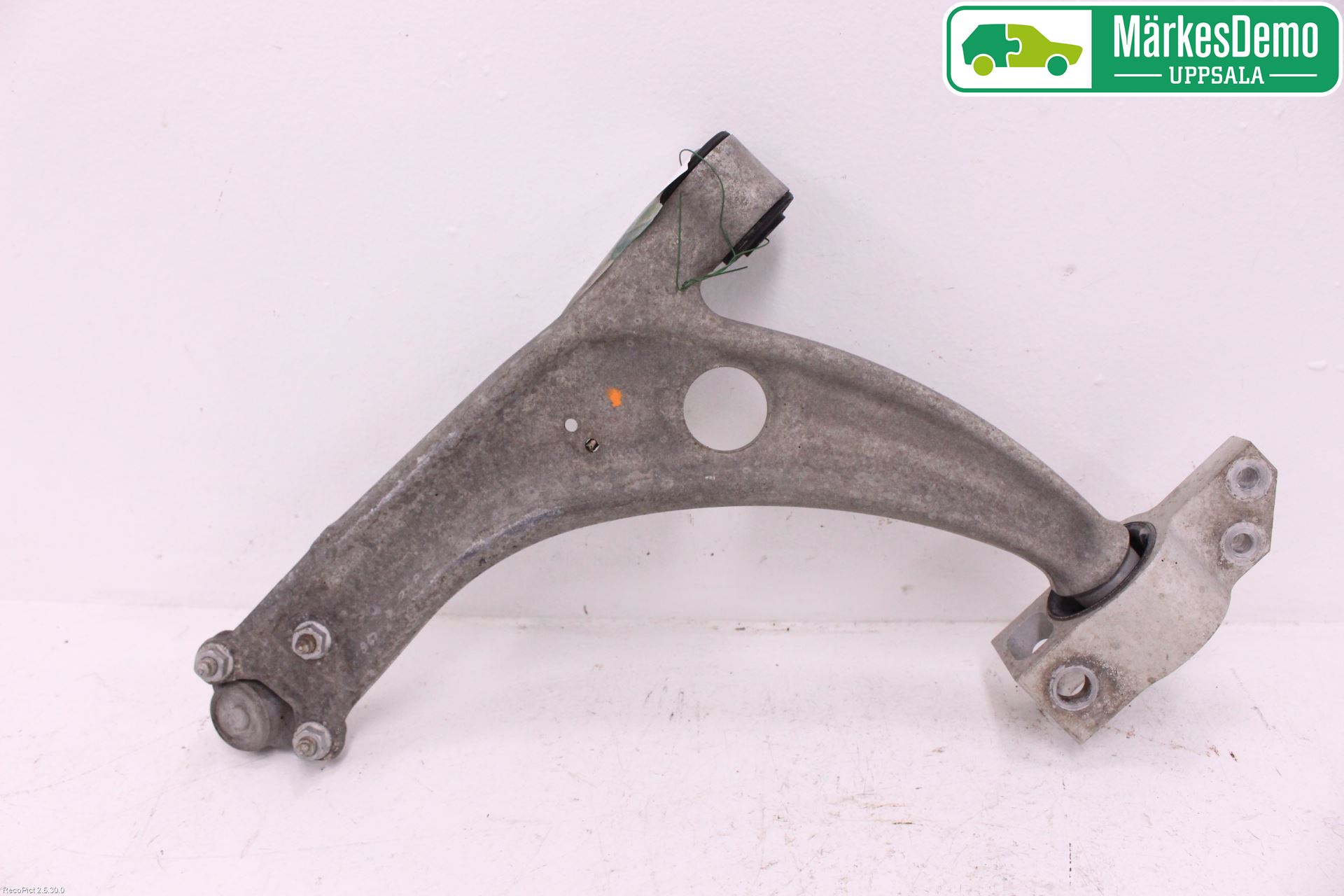 Volkswagen VW PASSAT 05-11 Bærearmstag Foran Høyre