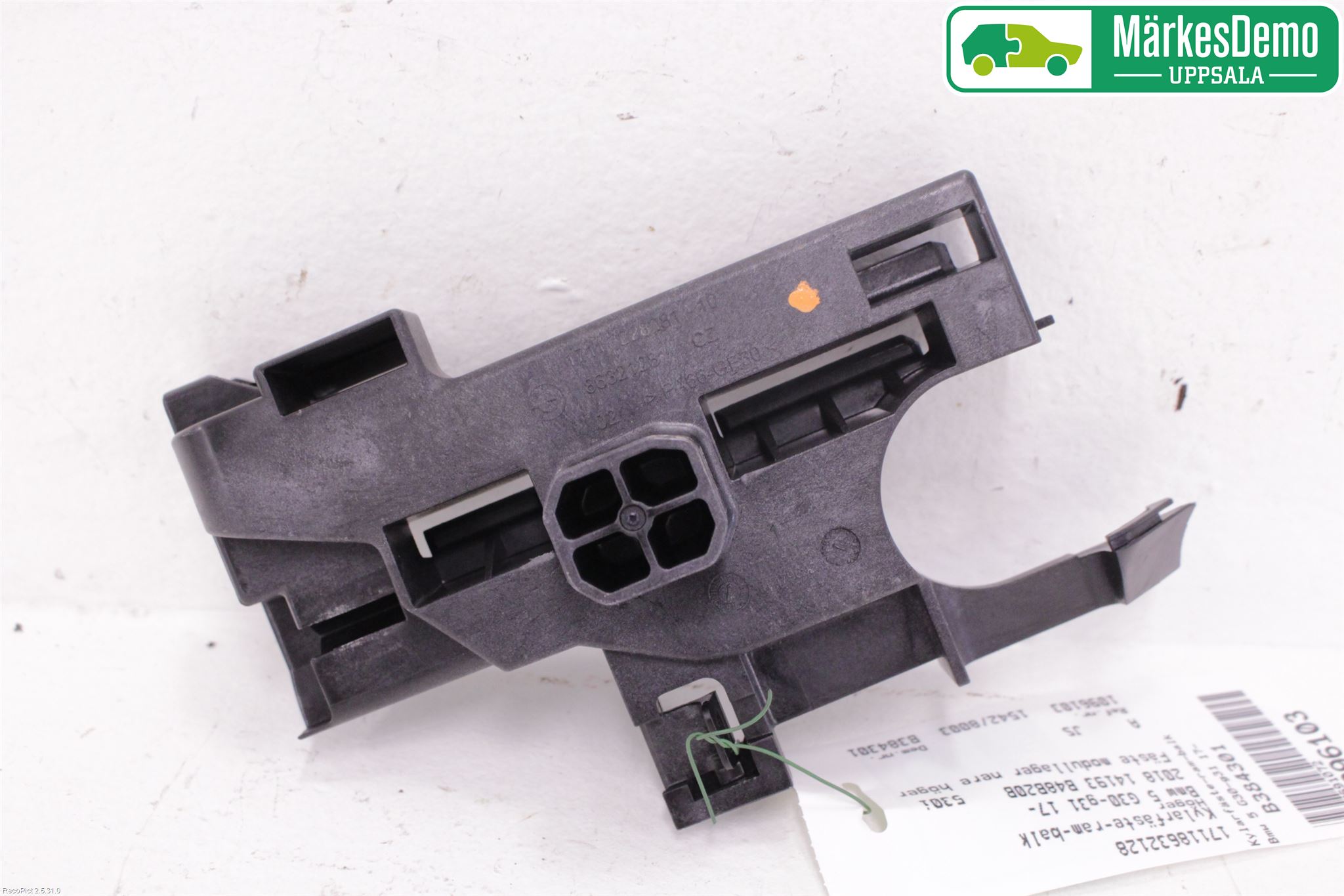 BMW 5 G30/G31/F90 17-23 Radiator Feste - Ramme - Bjelk