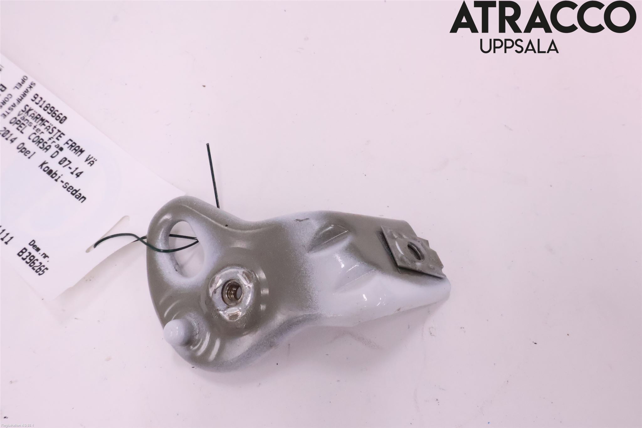 Opel CORSA D 07-14 Frontskjermfeste Venstre