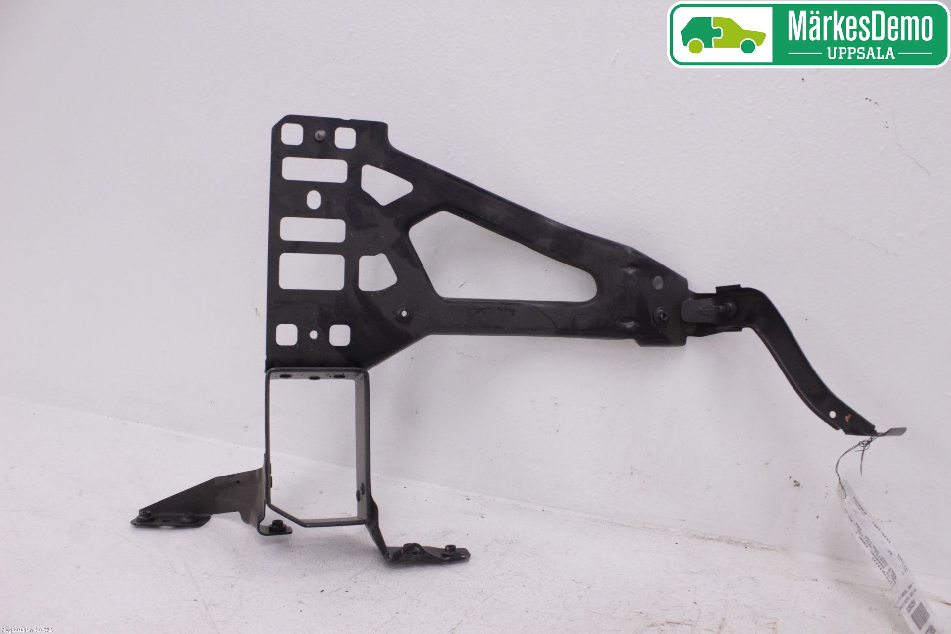 BMW 5 E60/61 Sed/Tou 02-10 Frontlykt Holder-Feste