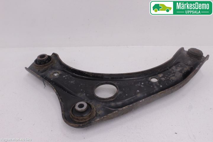 Nissan MICRA 11-16 Bærearm Foran Høyre Nedre