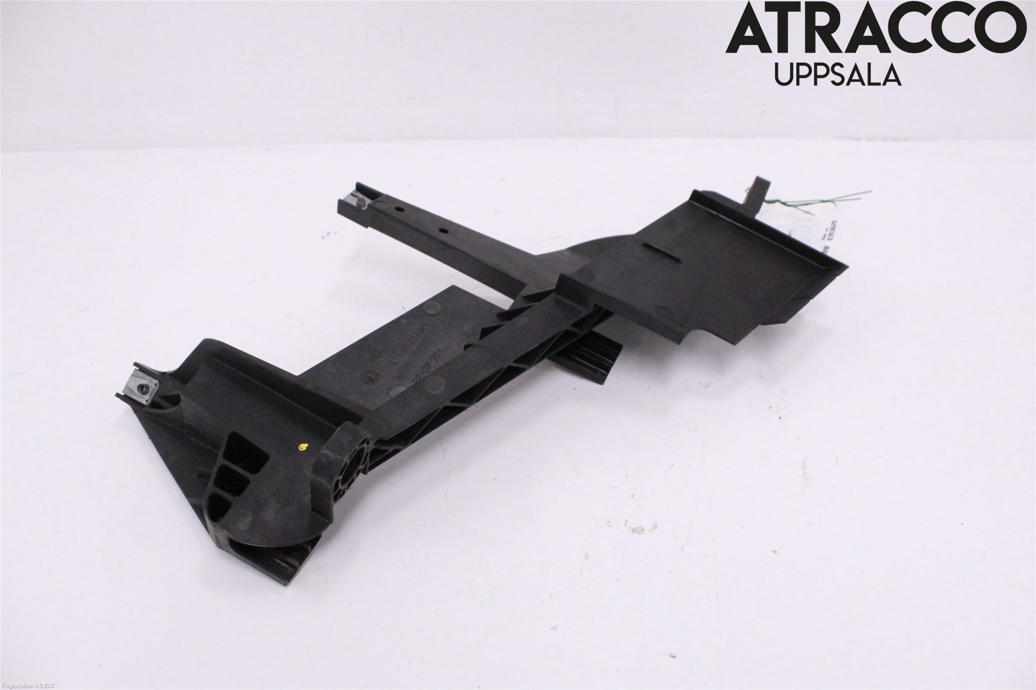 BMW X3 E83     03-10 Frontlykt Holder-Feste