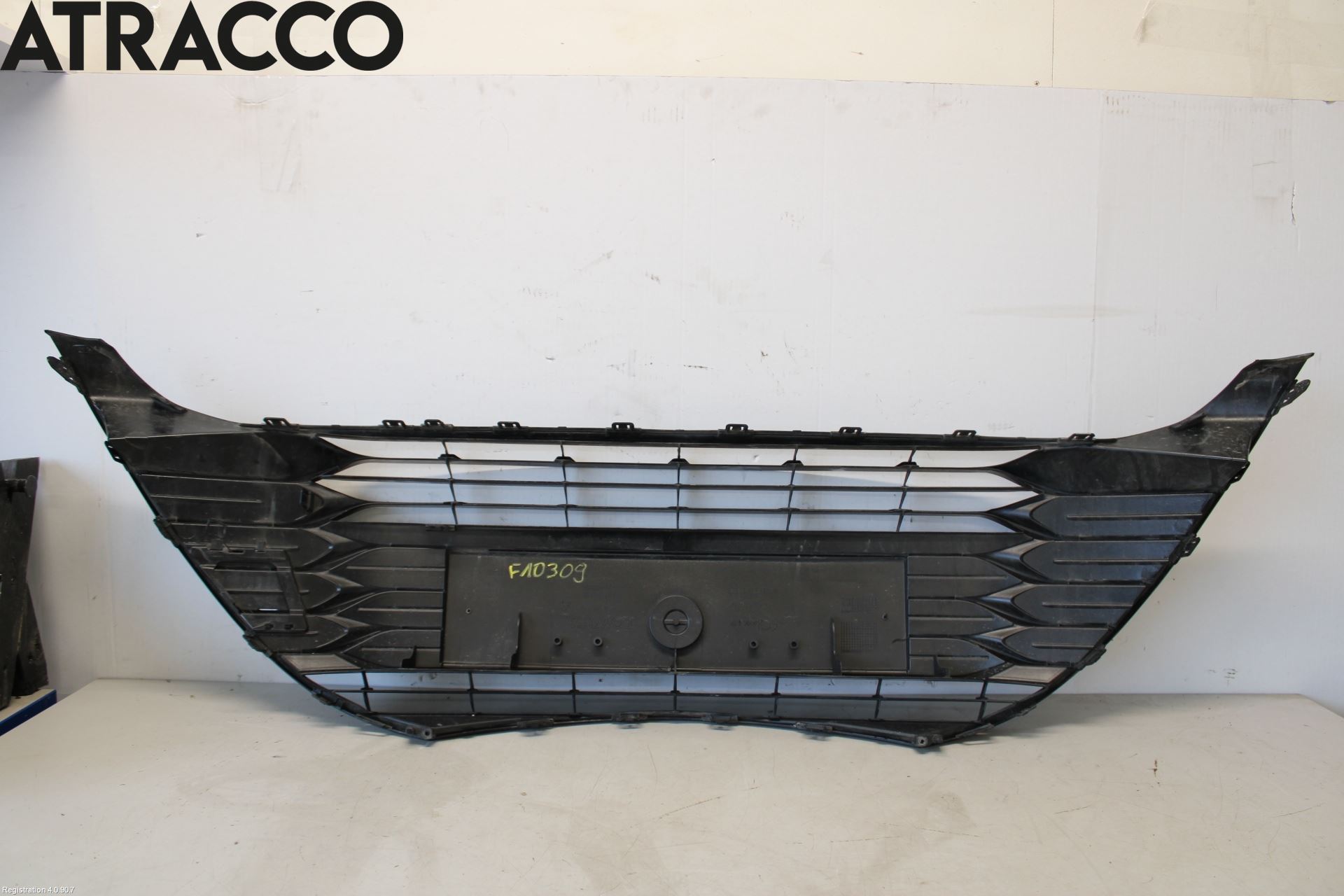Toyota YARIS XP130 15-20 Grill Komplett