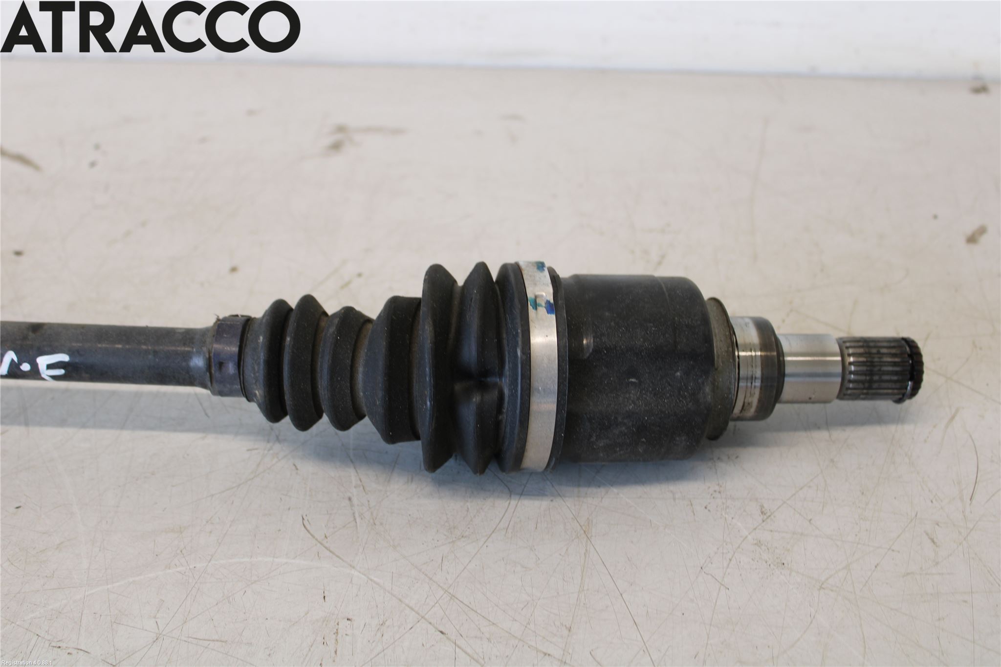 Suzuki SWIFT 17-24 Drivaksel Foran Kompl Venstre