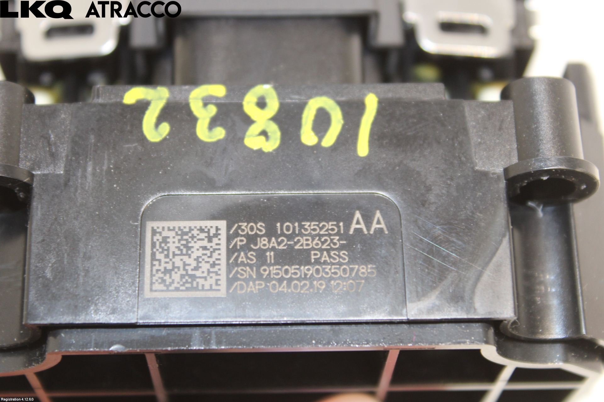 Jaguar I-PACE 18- Bryter Parkeringsbrems