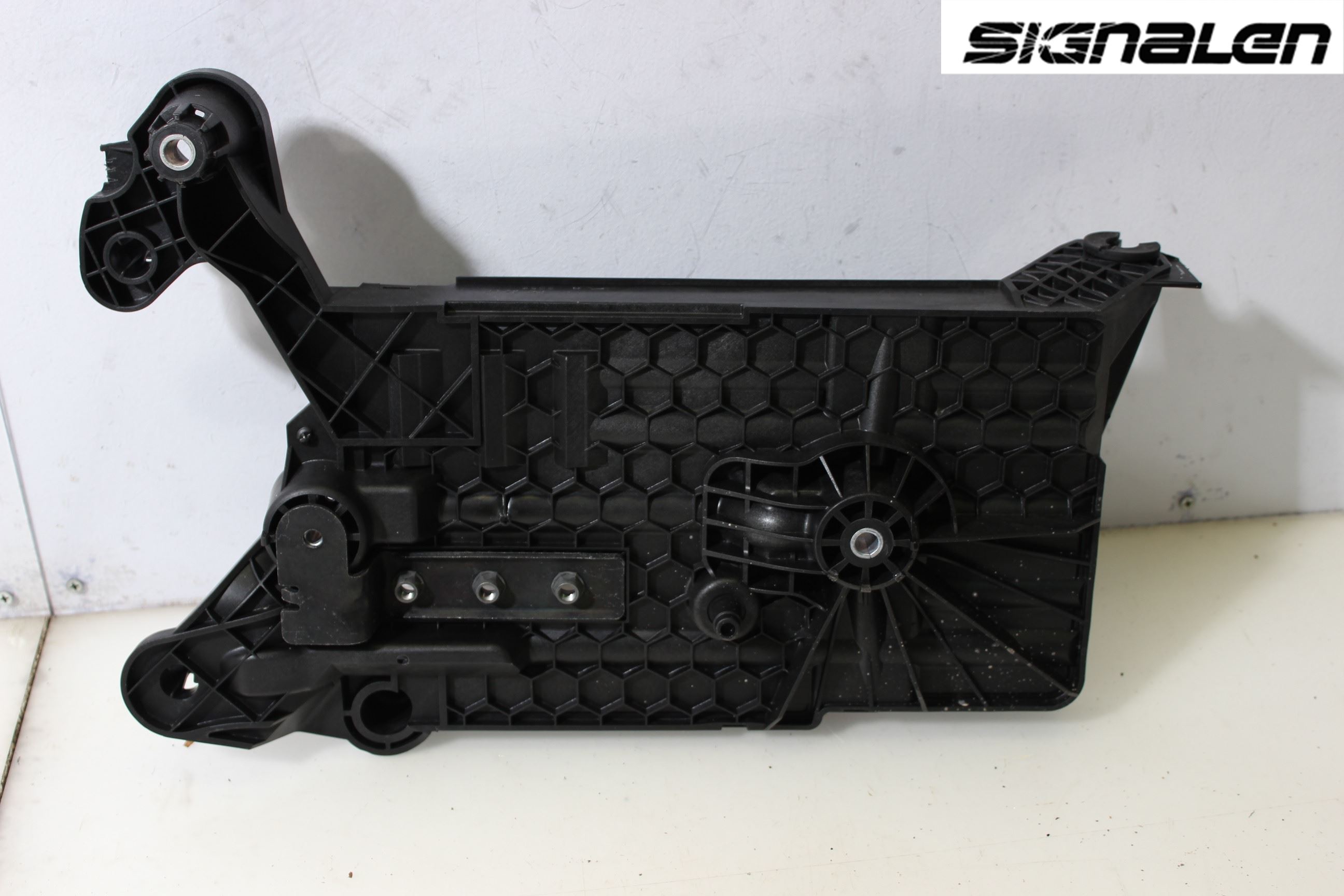Volkswagen VW GOLF SPORTSVAN 15-20 Batterikasse - Feste - Holder