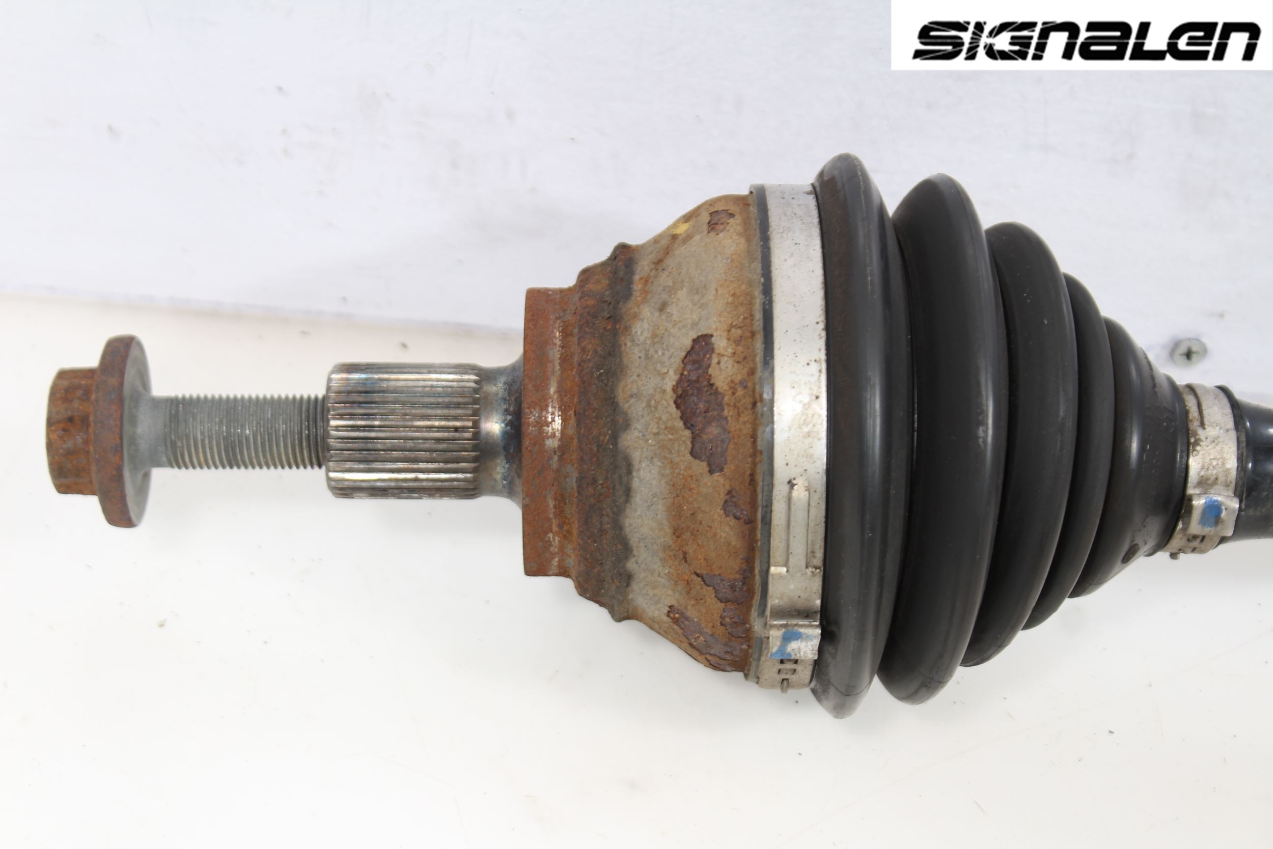 Volkswagen VW PASSAT 11-14 Drivaksel Foran Kompl Venstre