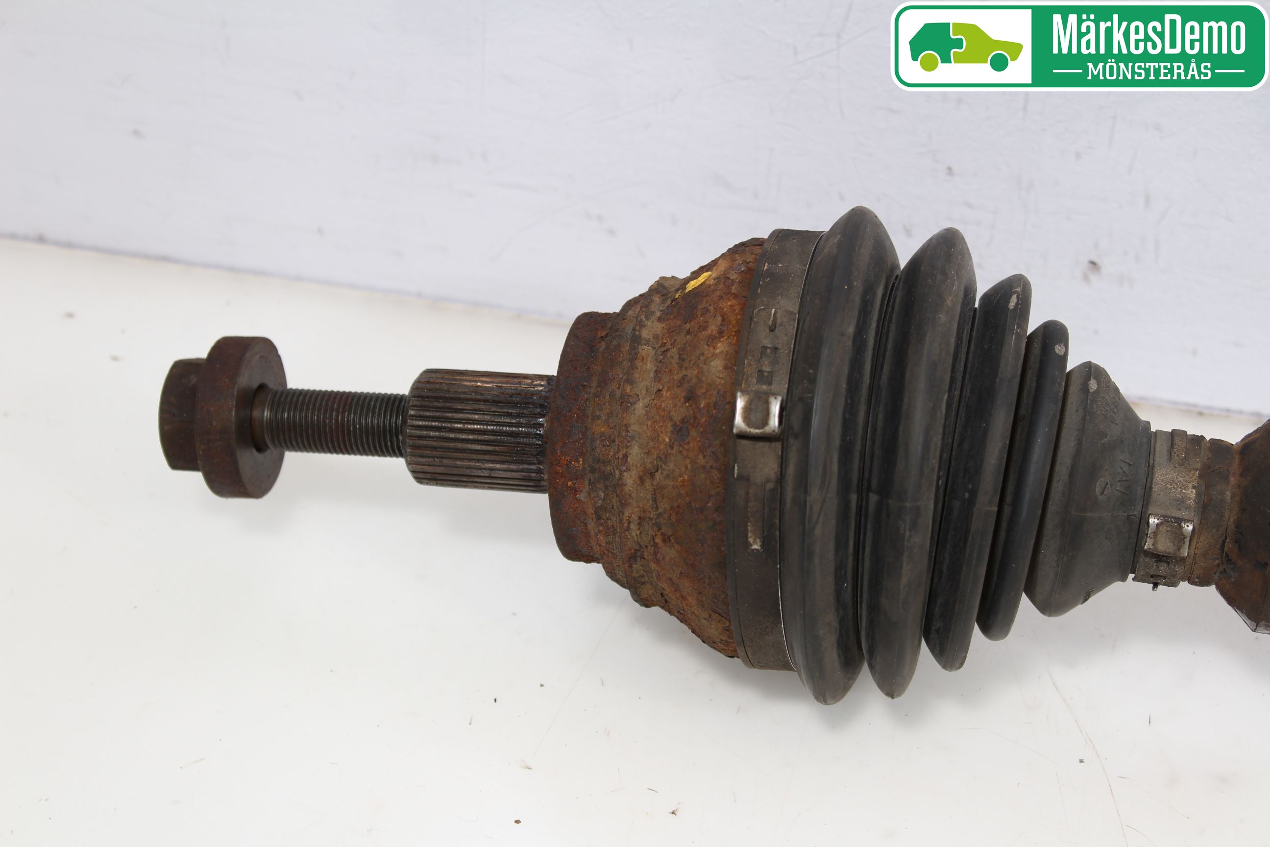 Volkswagen VW PASSAT 05-11 Drivaksel Foran Kompl Høyre