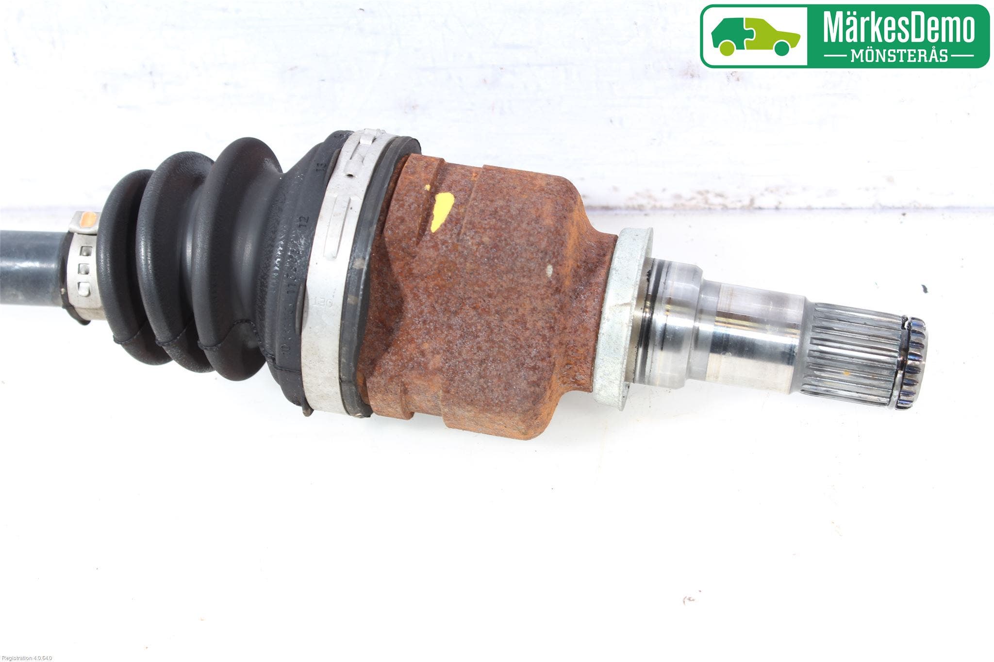 Toyota YARIS XP130 12-14 Drivaksel Foran Kompl Venstre