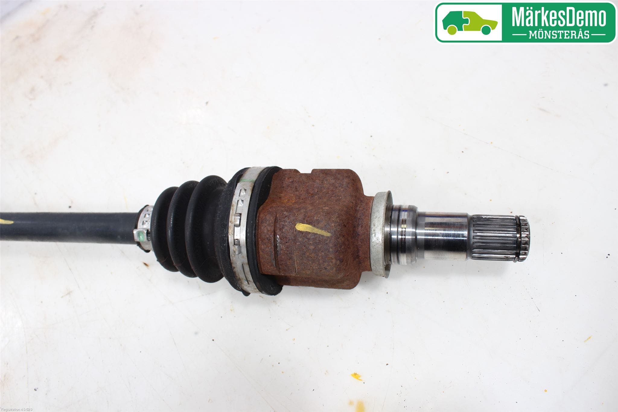 Toyota YARIS XP130 12-14 Drivaksel Foran Kompl Venstre