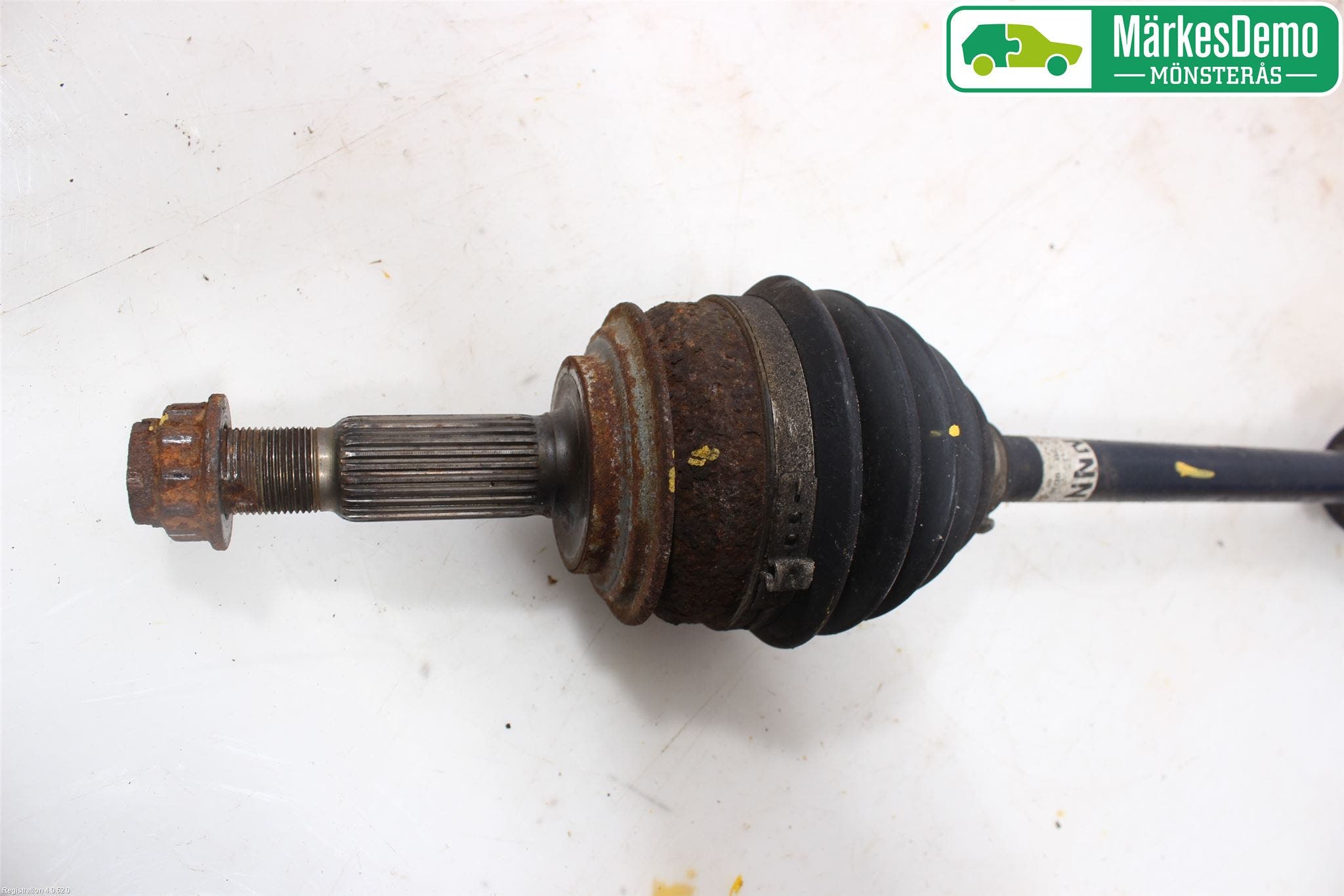 Toyota YARIS XP130 12-14 Drivaksel Foran Kompl Venstre