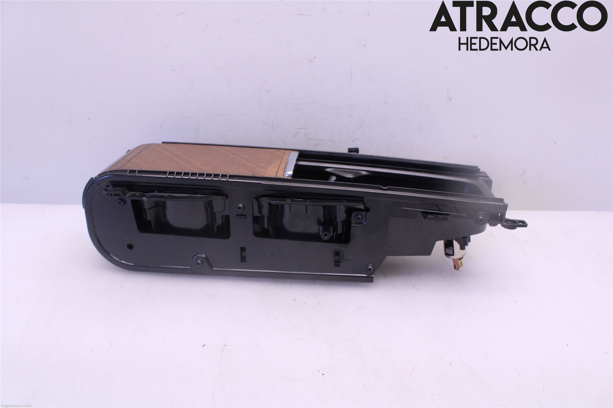 Volvo V90 17->> Innr Koppholder