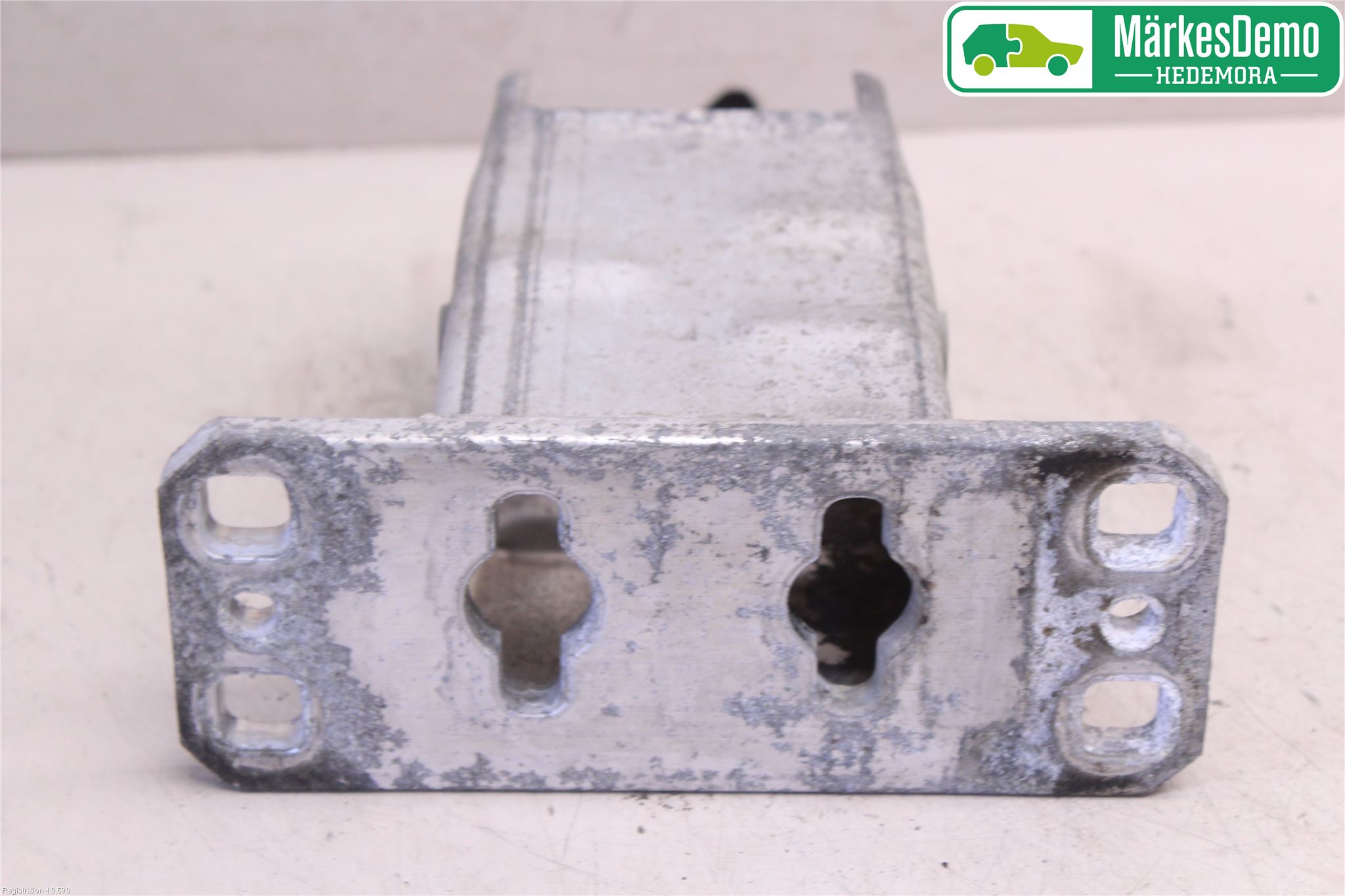 BMW 5 E60/61 Sed/Tou 02-10 Støtfanger Foran Feste