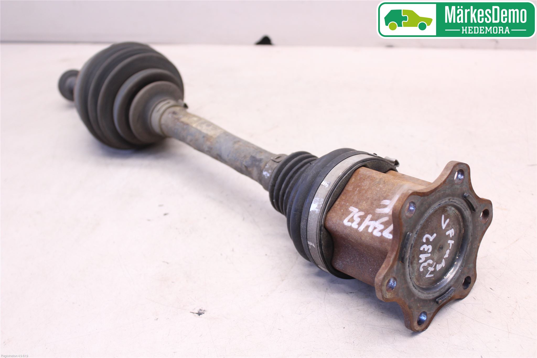 Volkswagen VW PASSAT 15-19 Drivaksel Foran Kompl Venstre