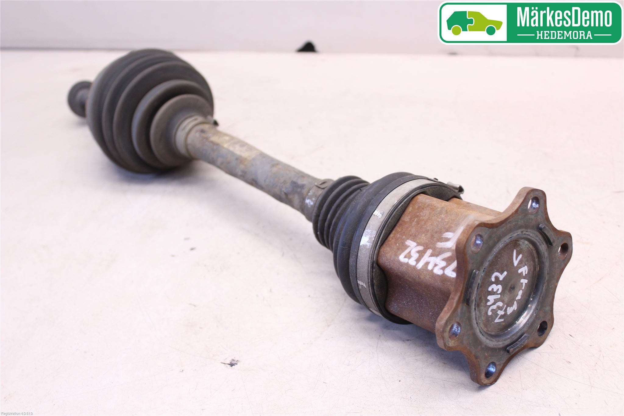 Volkswagen VW PASSAT 15-19 Drivaksel Foran Kompl Venstre