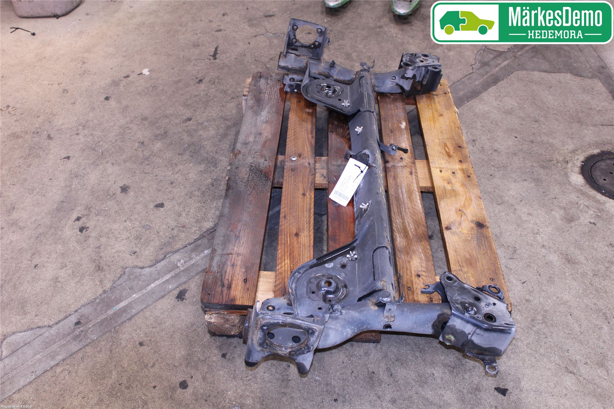 Nissan JUKE 14-19 Bakaksel Feste Travers-Ramme