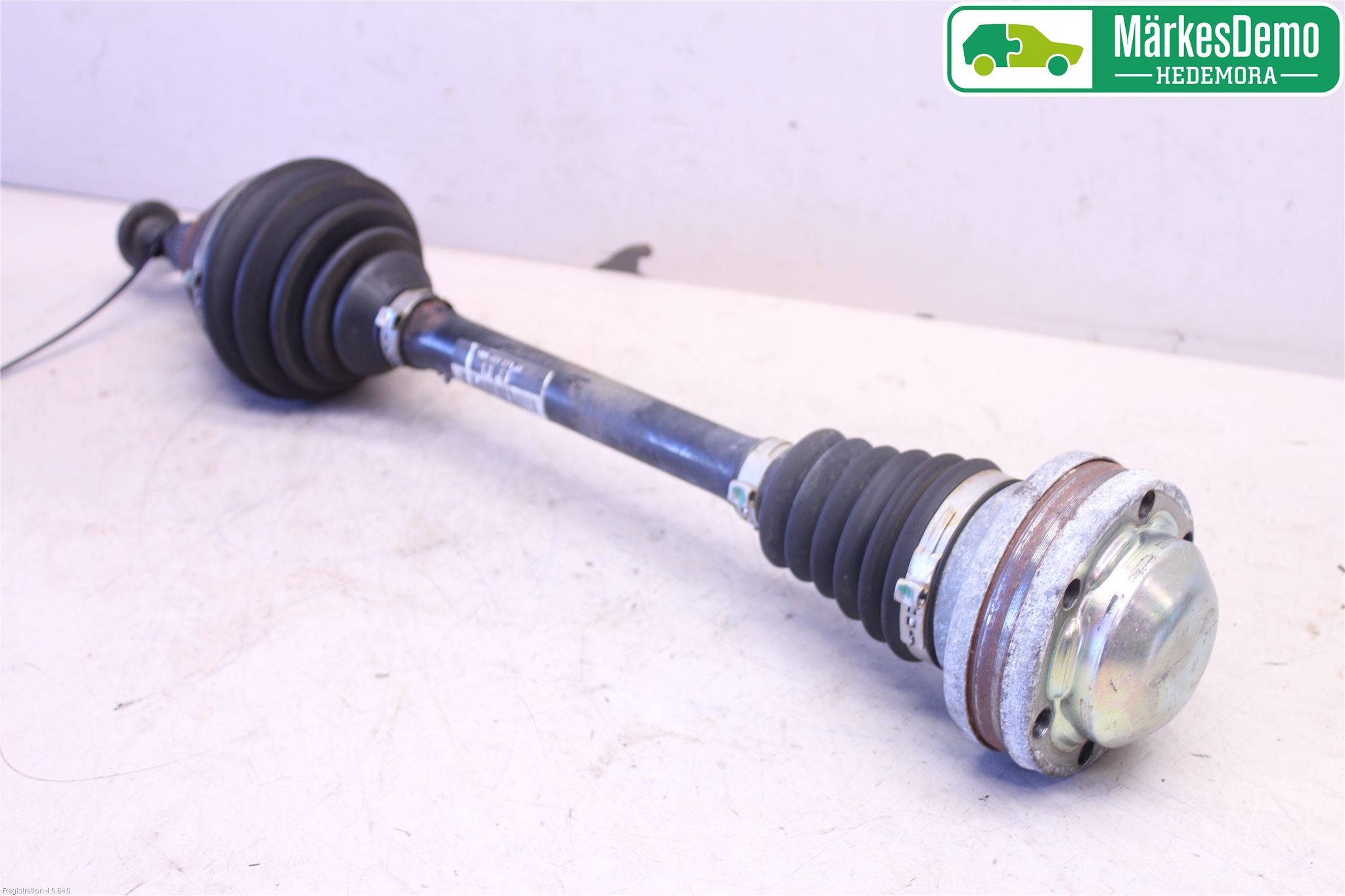 Volkswagen VW TOURAN 10-15 Drivaksel Foran Kompl Venstre