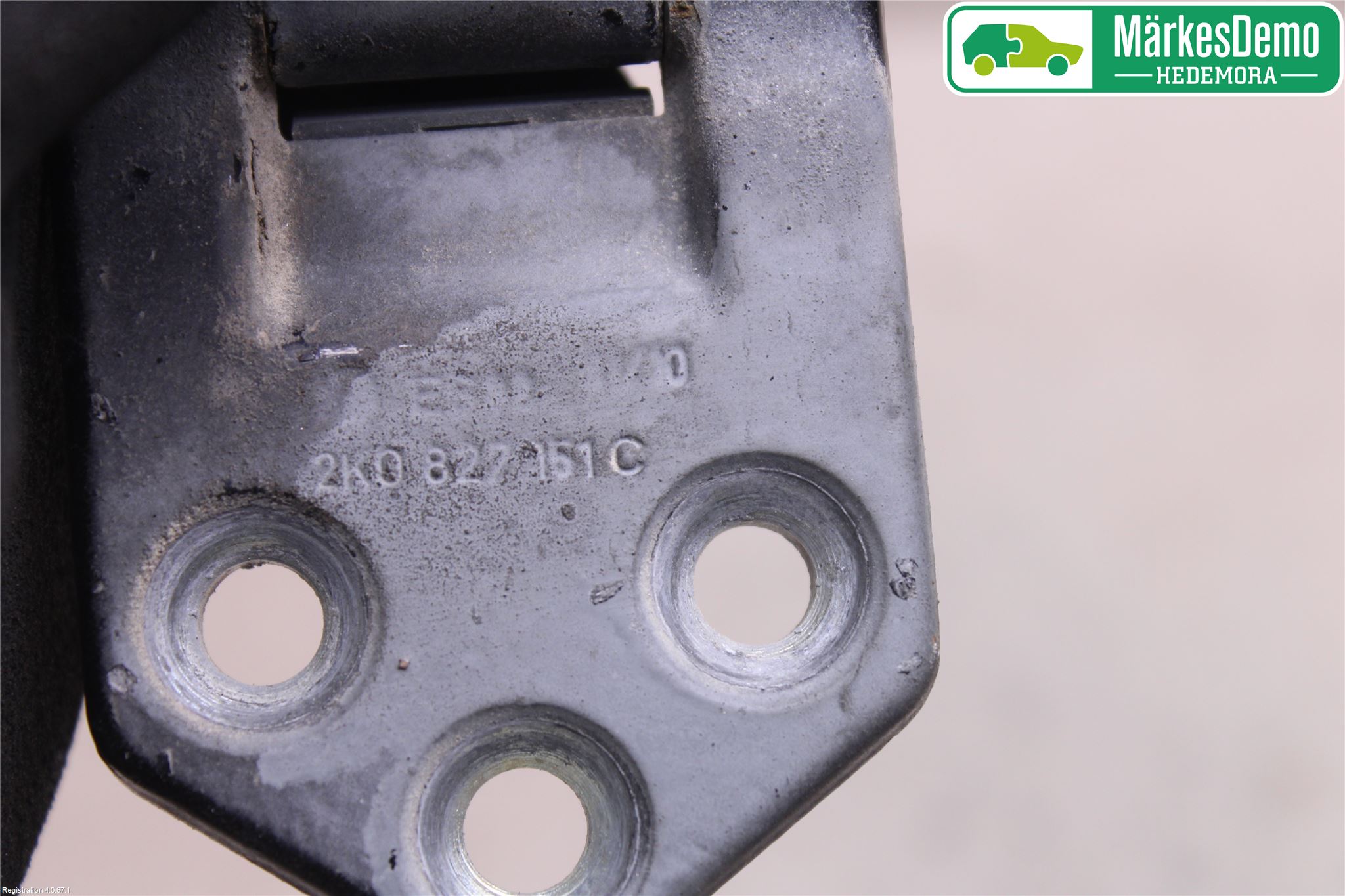 Volkswagen VW CADDY      04-10 Bakluke Hengsel Venstre