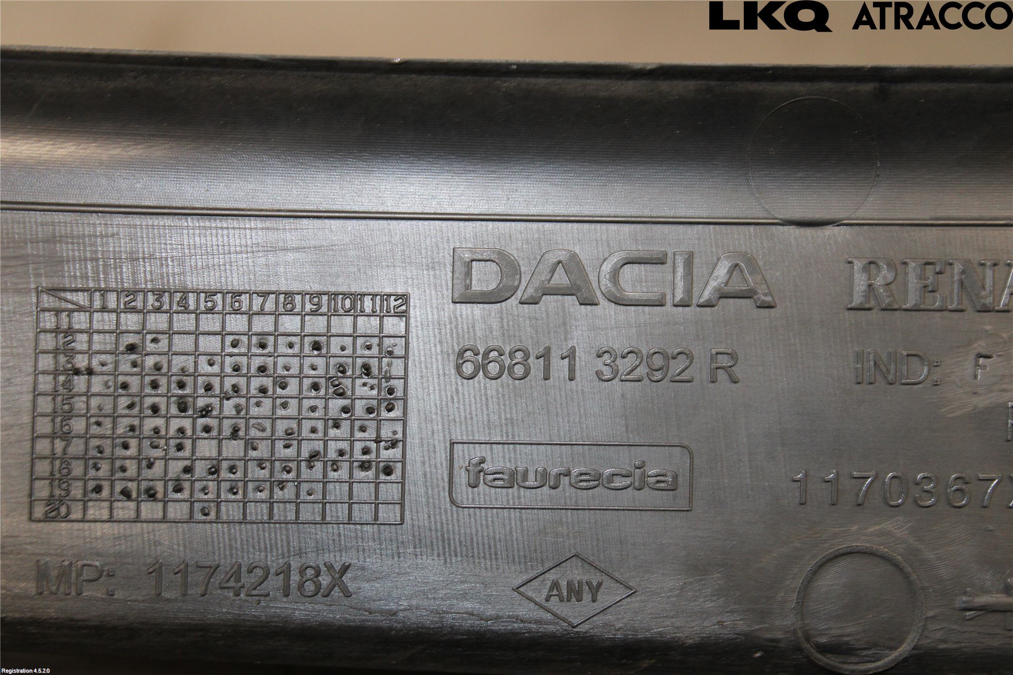 Dacia DUSTER 18-24 Visker Deksel-Grill-Under Frr