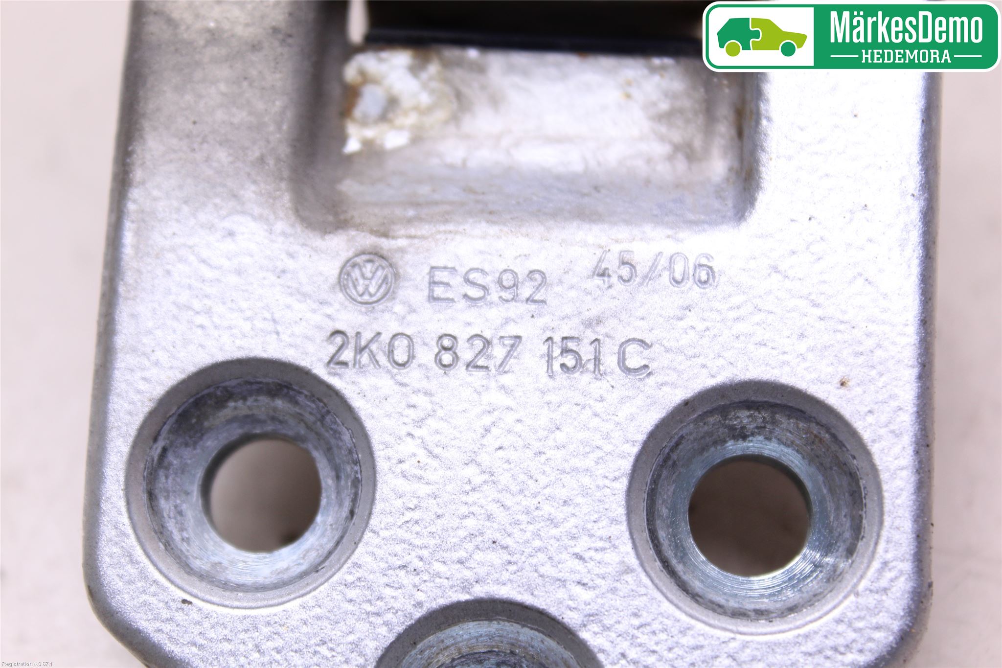 Volkswagen VW CADDY      04-10 Bakluke Hengsel Venstre