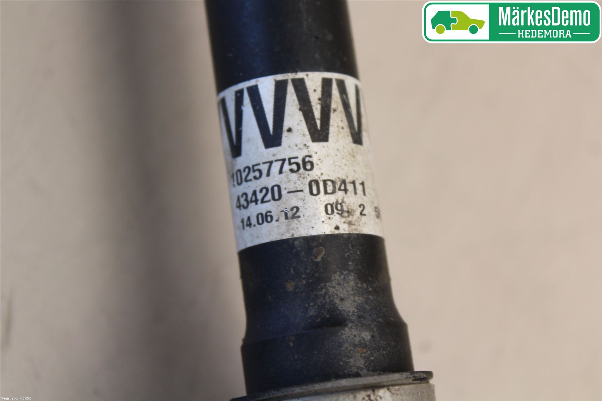 Toyota YARIS XP130 12-14 Drivaksel Foran Kompl Venstre