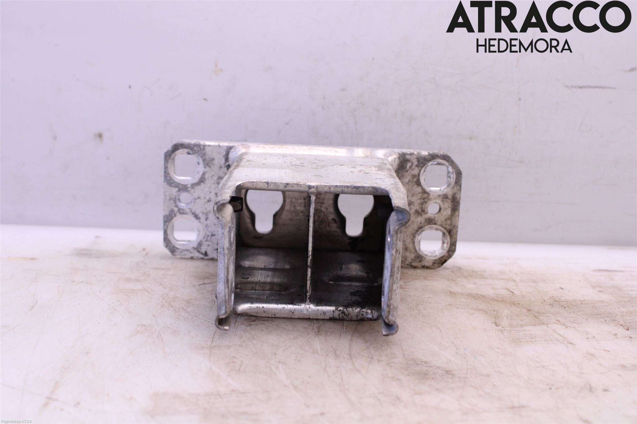BMW 5 E60/61 Sed/Tou 02-10 Støtfanger Foran Feste