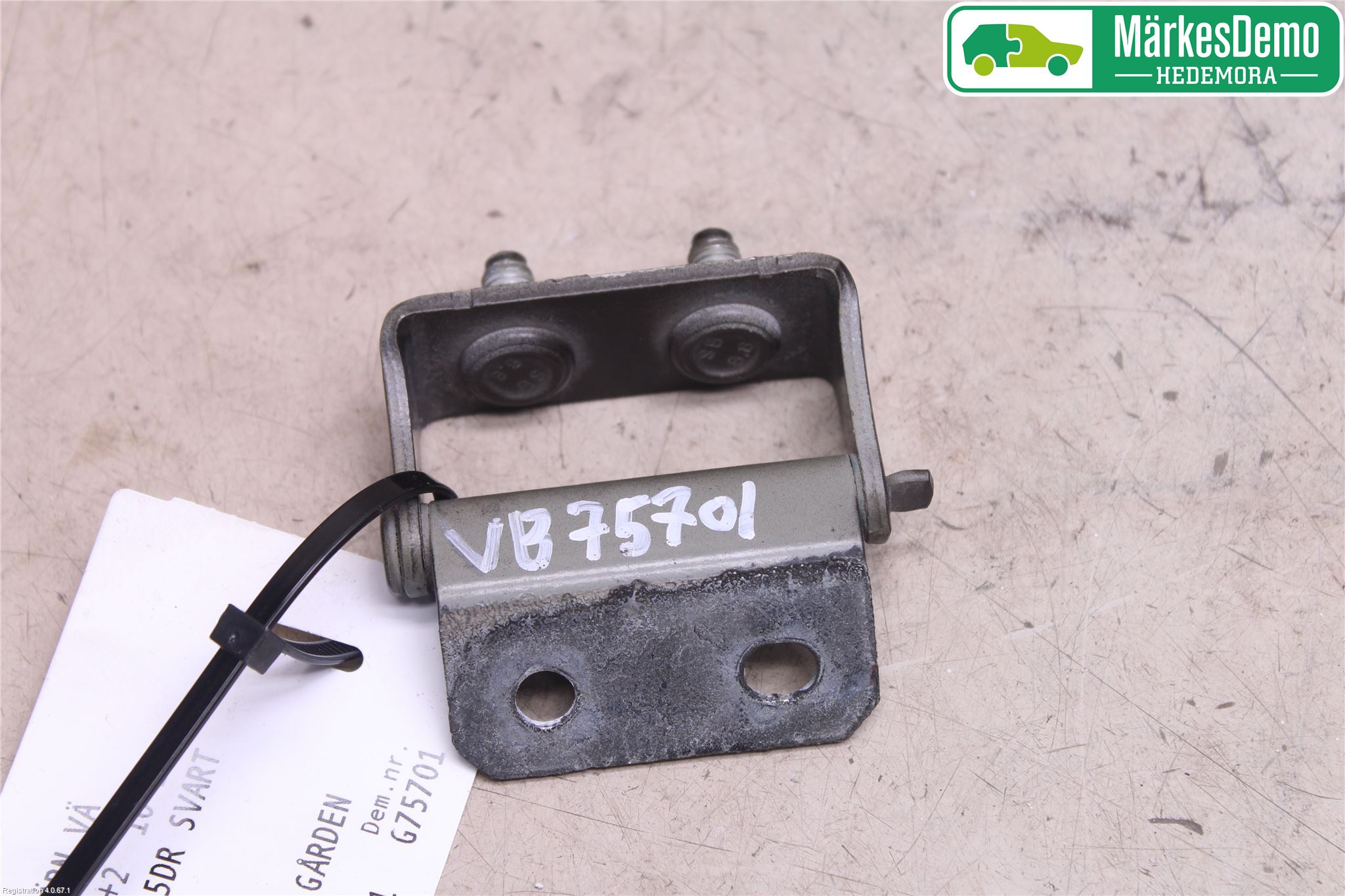 Nissan QASHQAI+2  10-14 Bakluke Hengsel Venstre