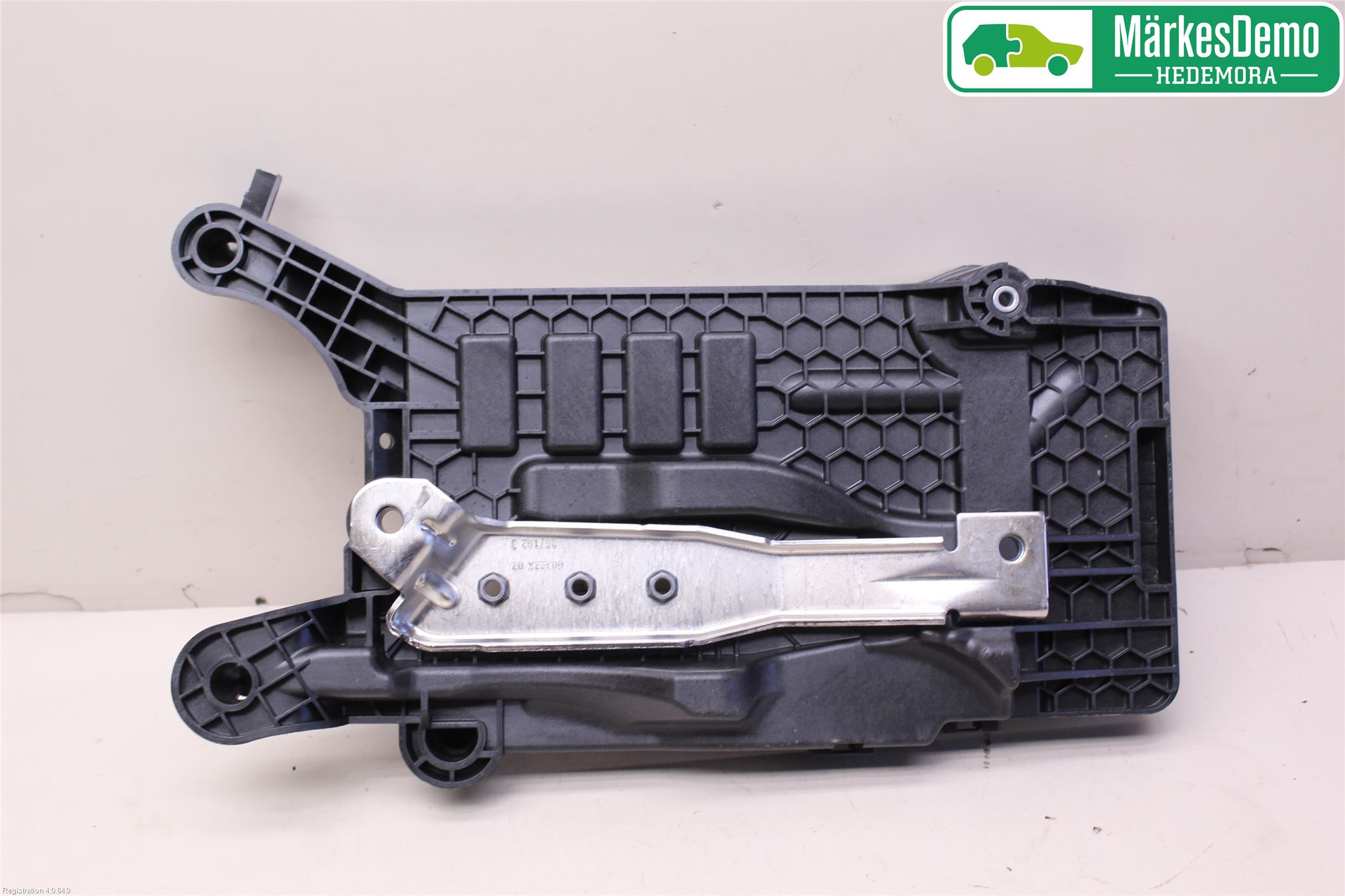Volkswagen VW T-CROSS 19- Batterikasse - Feste - Holder
