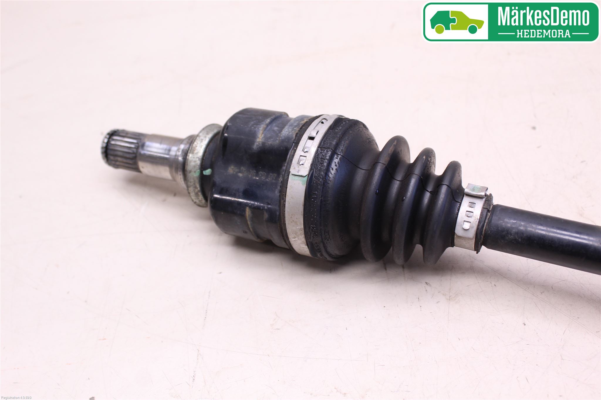 Toyota YARIS XP130 15-20 Drivaksel Foran Kompl Venstre