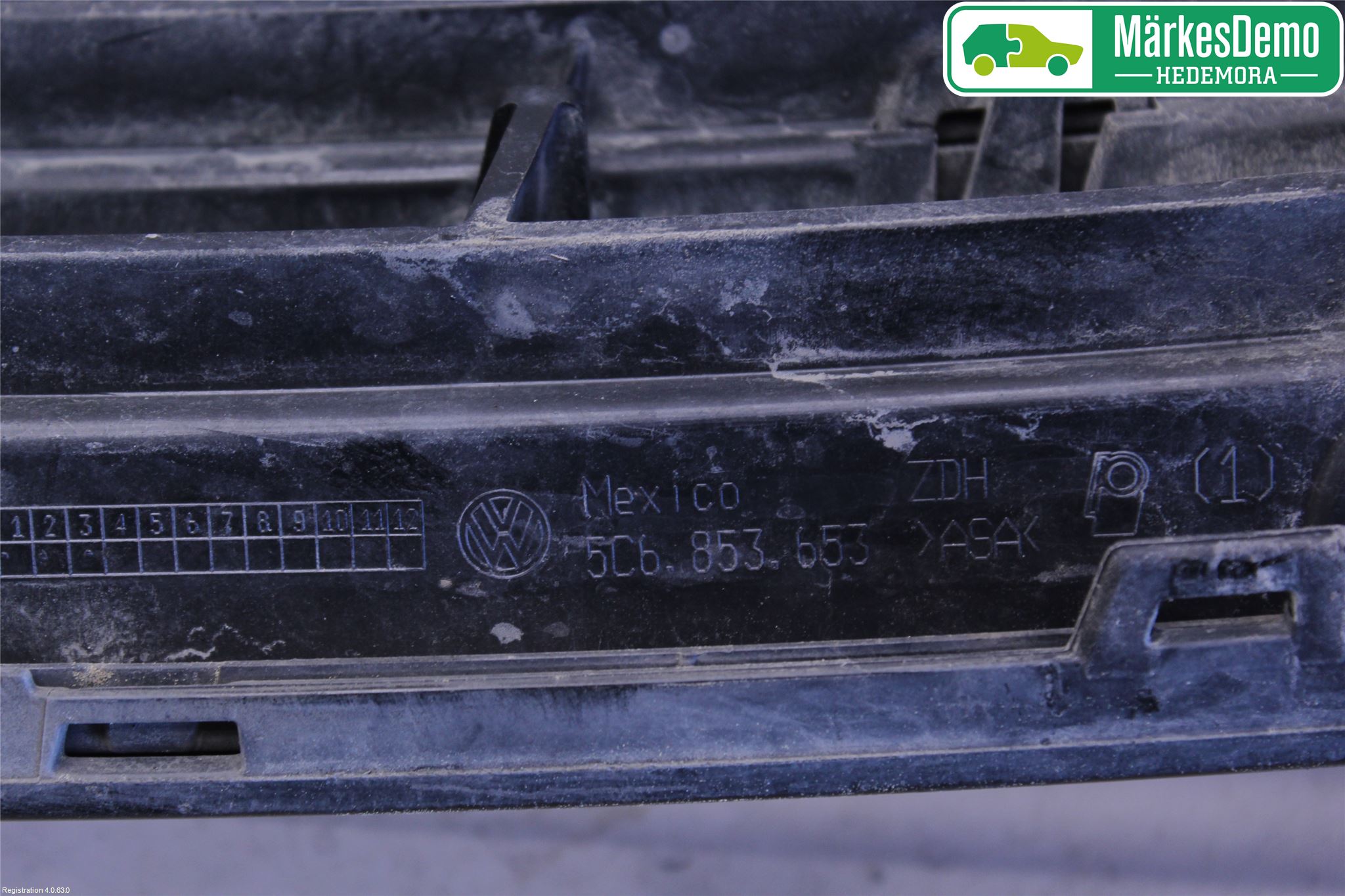 Volkswagen VW JETTA VI 11- Grill Komplett