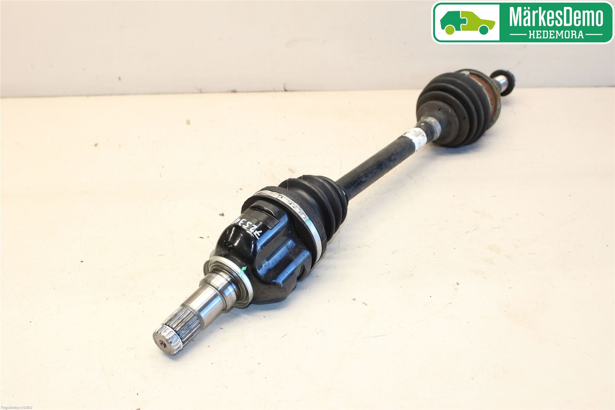 Toyota YARIS XP130 15-20 Drivaksel Foran Kompl Venstre