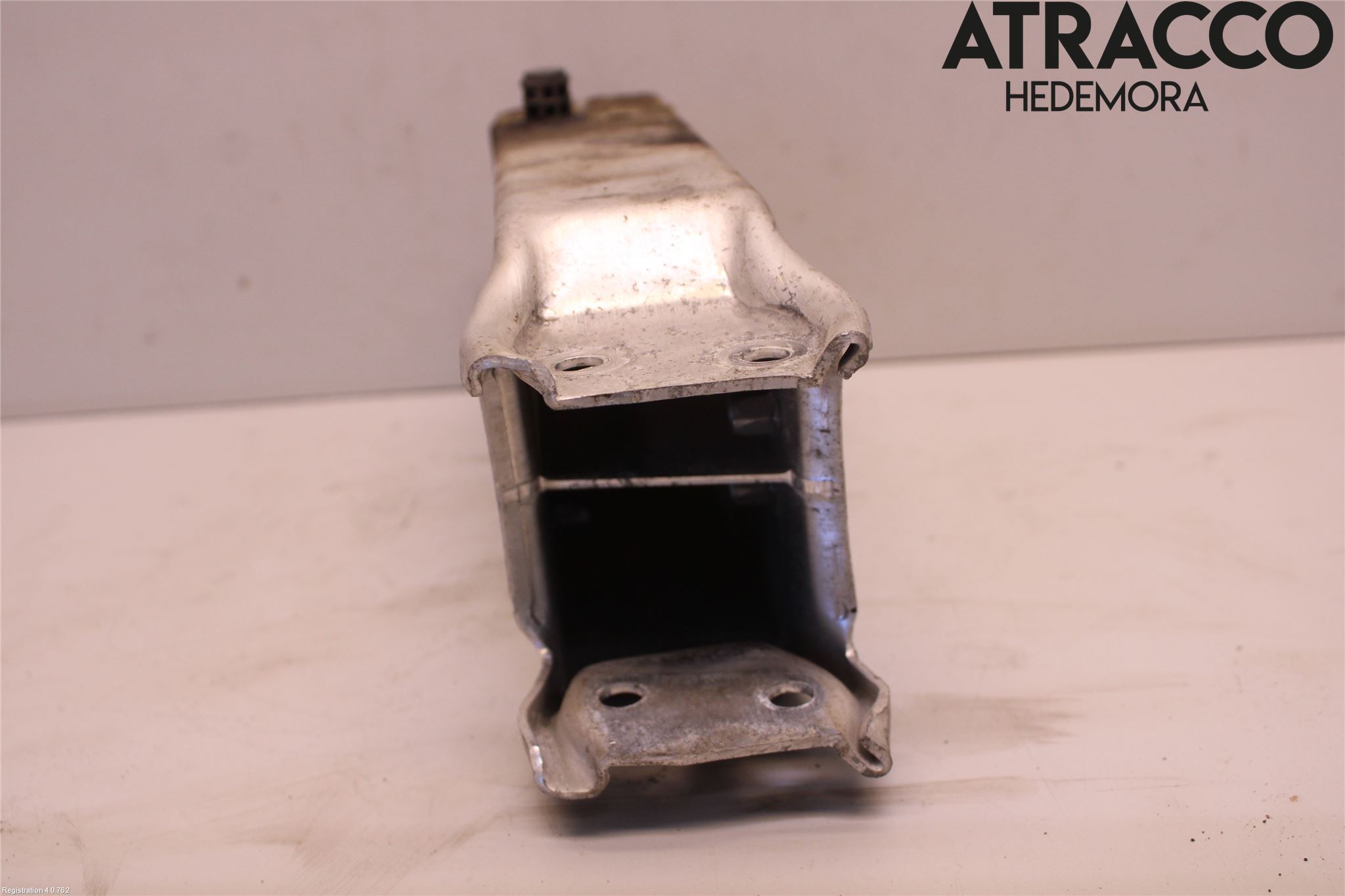 BMW 5 F10/F11/F18 09-17 Støtfanger Foran Feste