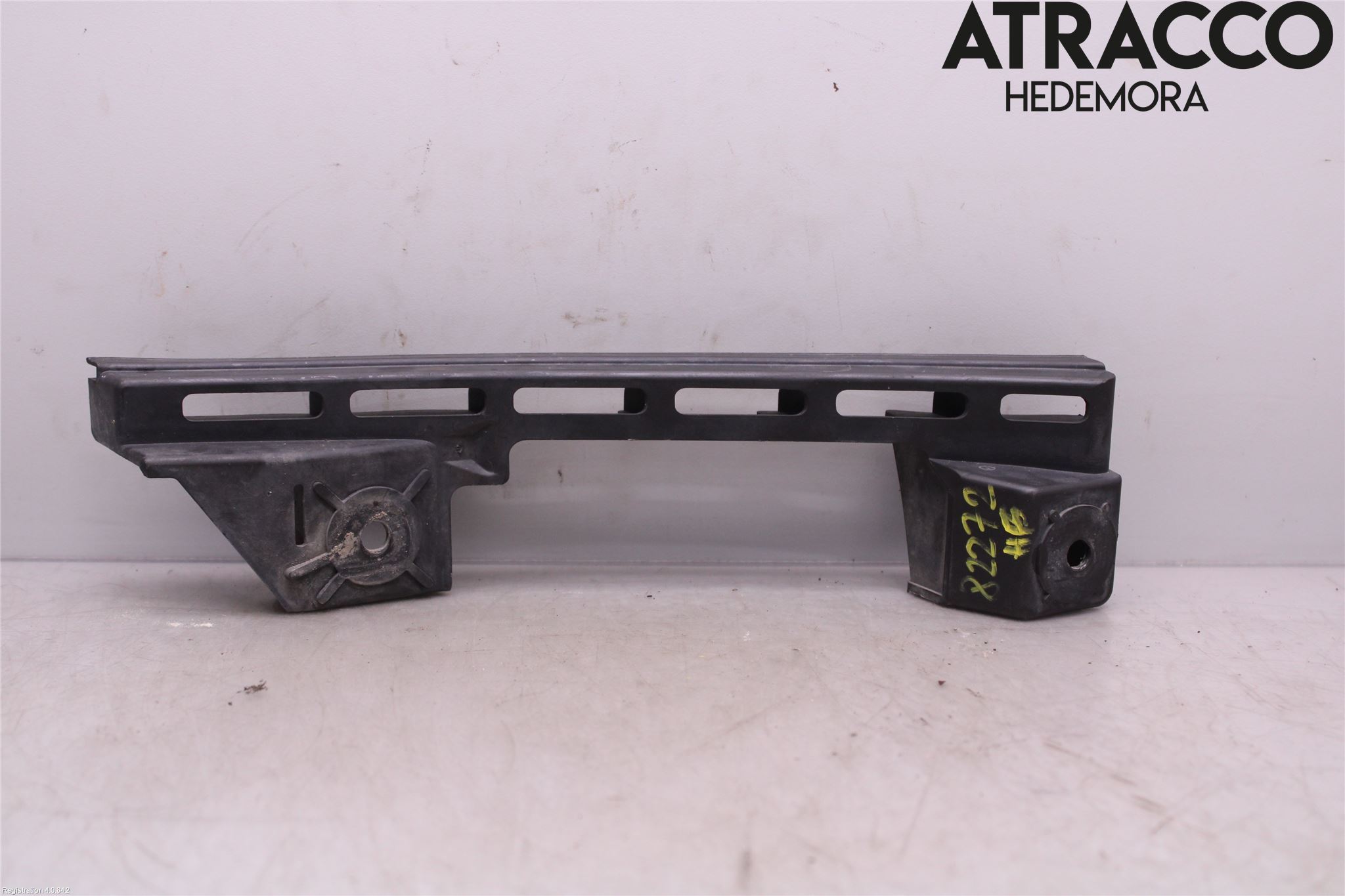 Volkswagen VW CADDY      04-10 Støtfangerfeste Foran Høyre