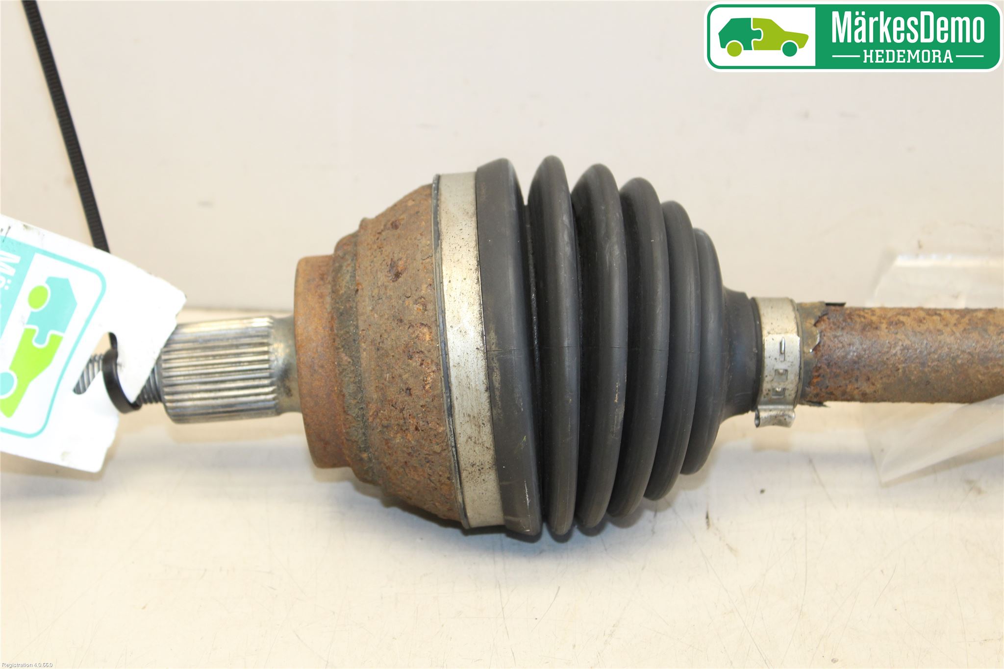 Volkswagen VW TOURAN 10-15 Drivaksel Foran Kompl Venstre