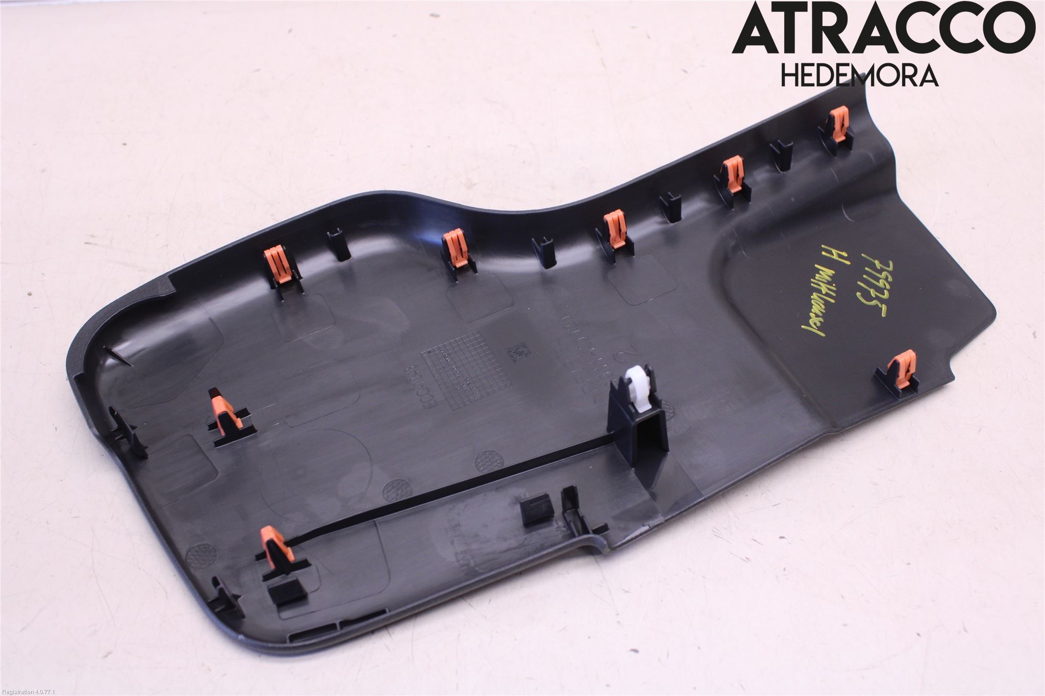 Toyota YARIS XP21 20- Instrumentkonsoll Midt