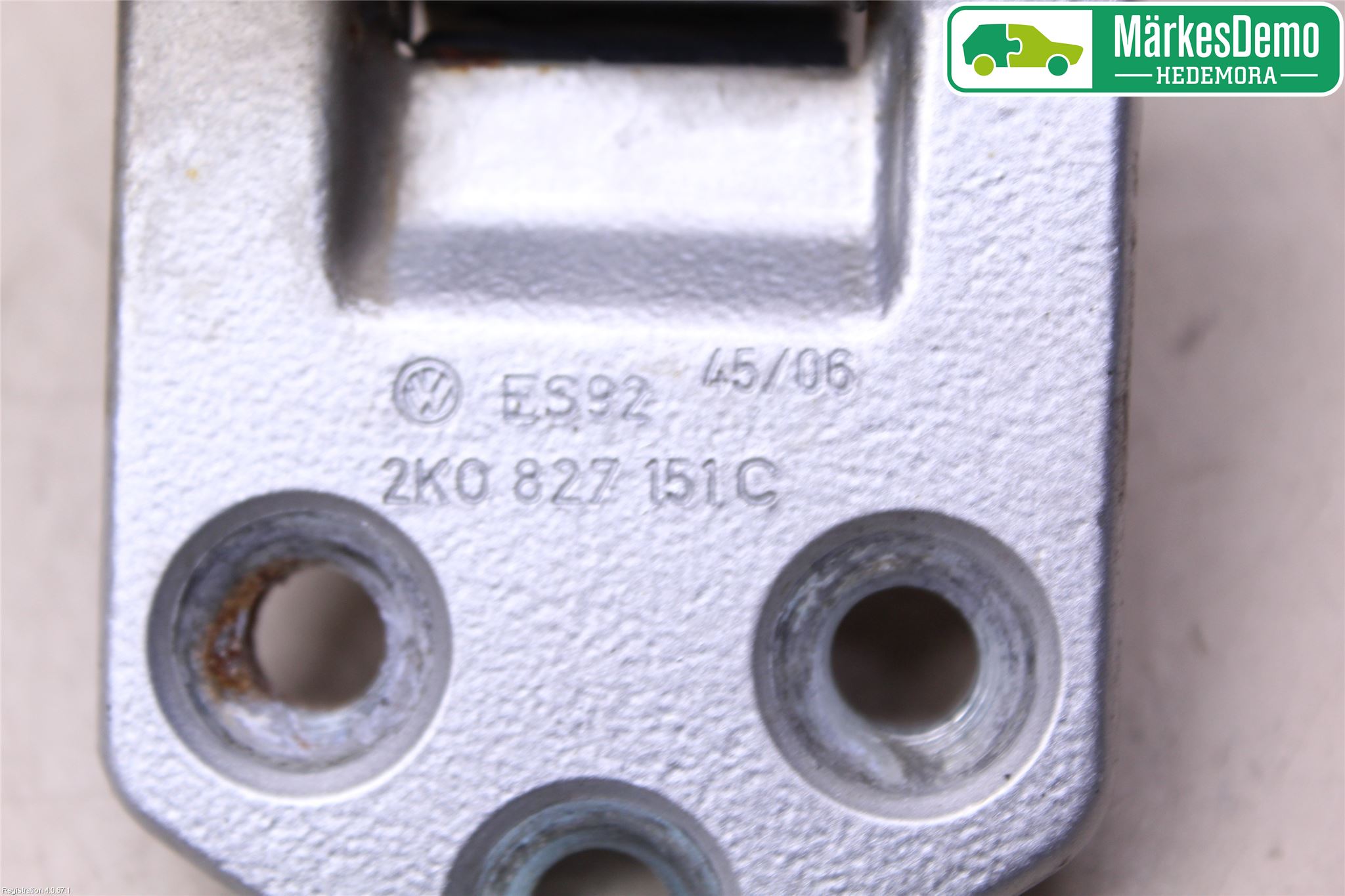 Volkswagen VW CADDY      04-10 Bakluke Hengsel Venstre