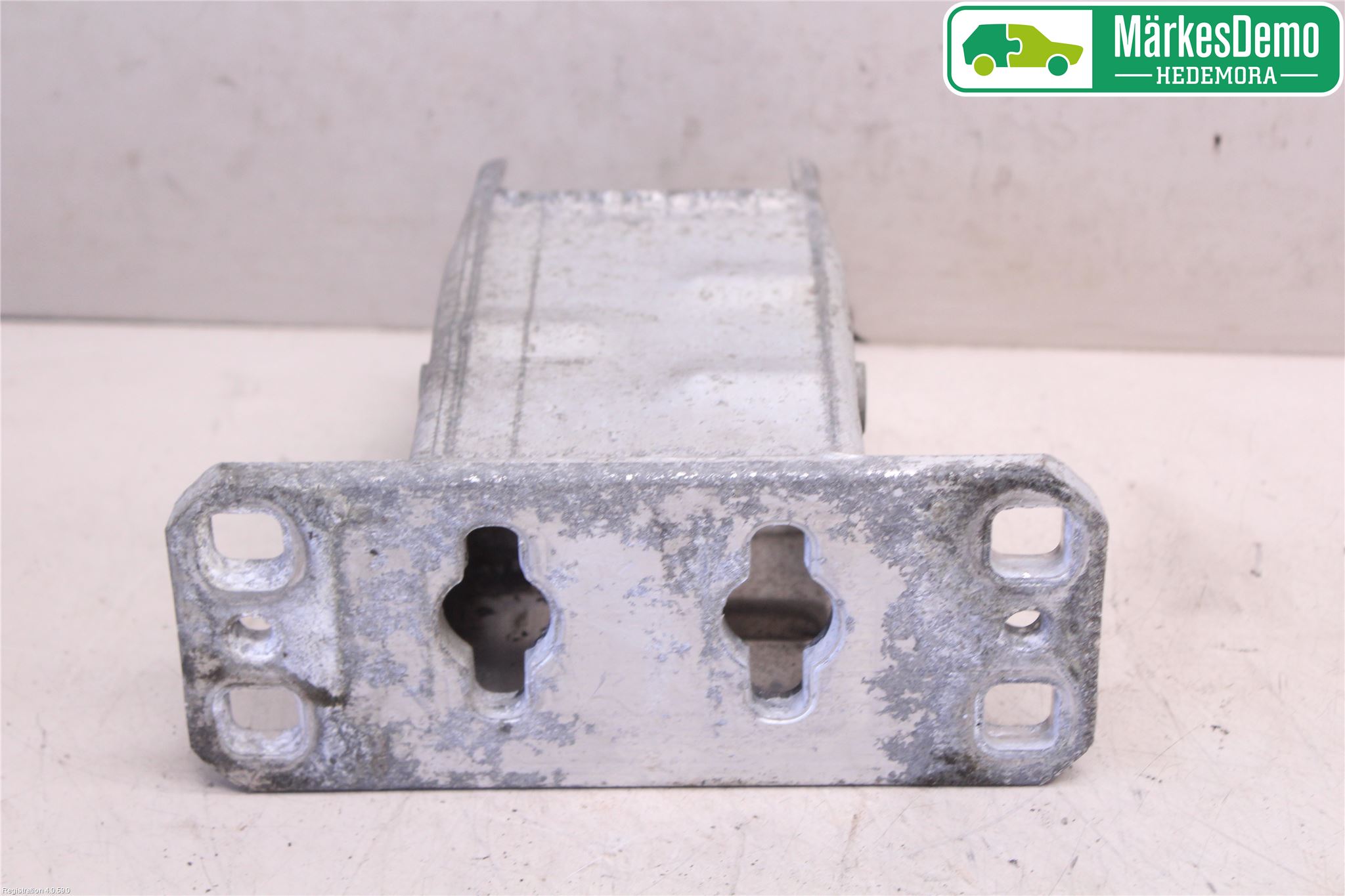 BMW 5 E60/61 Sed/Tou 02-10 Støtfanger Foran Feste