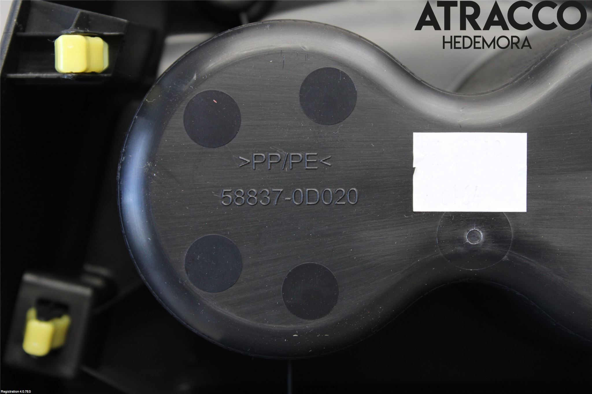 Toyota YARIS XP130 15-20 Innr Koppholder