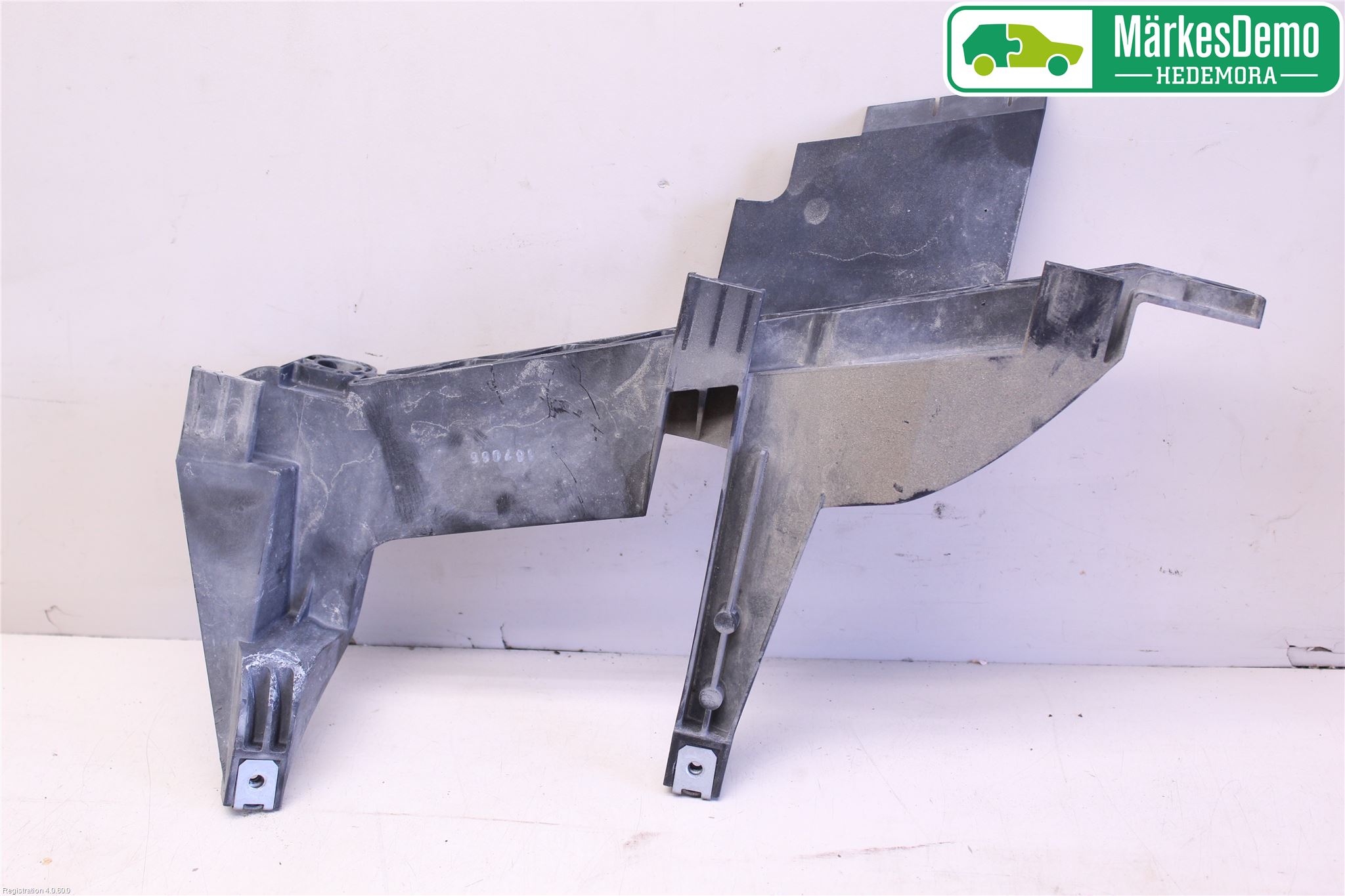 BMW X3 E83     03-10 Frontlykt Holder-Feste