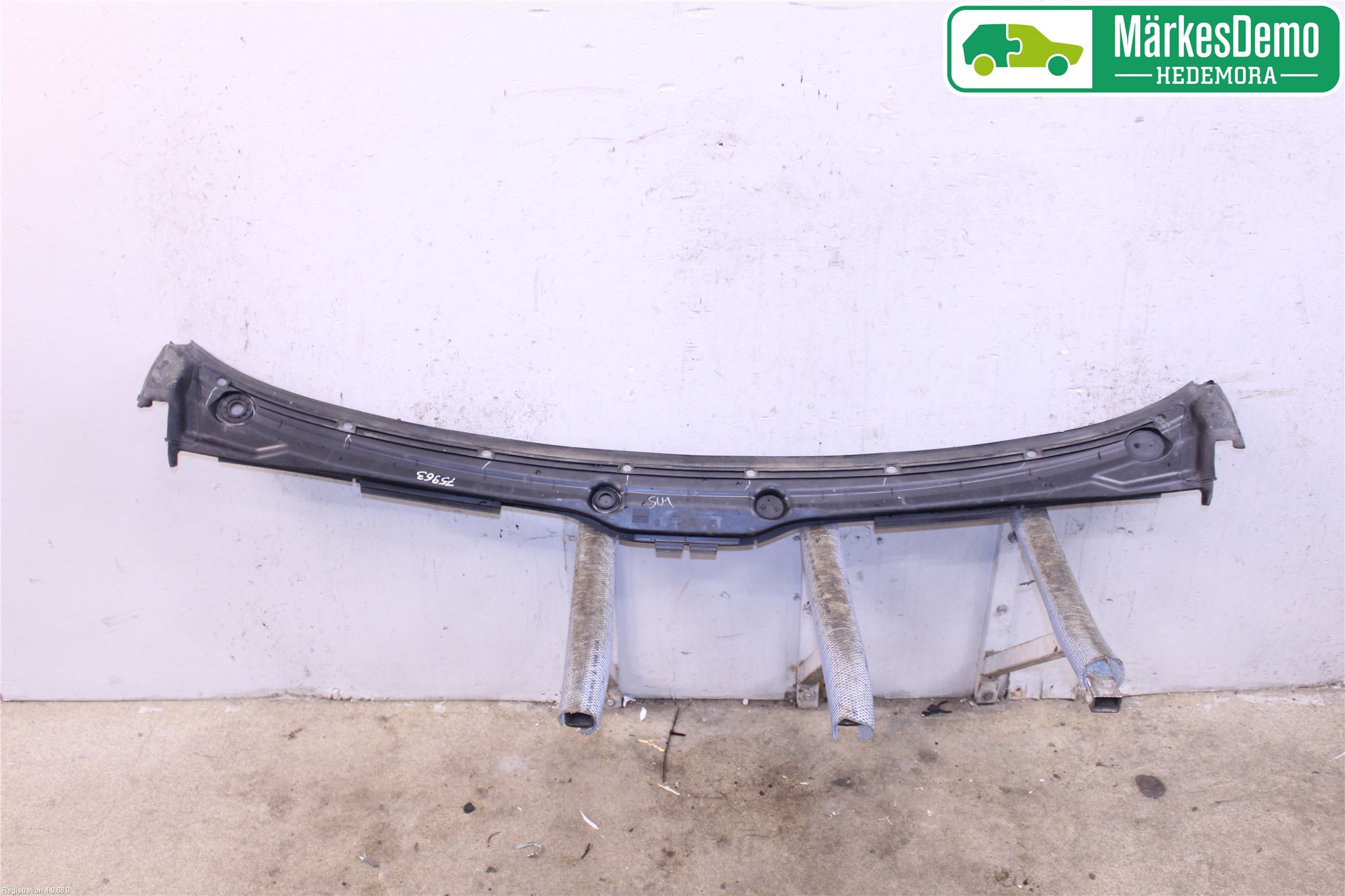 BMW X5 E53     99-06 Visker Deksel-Grill-Under Frr