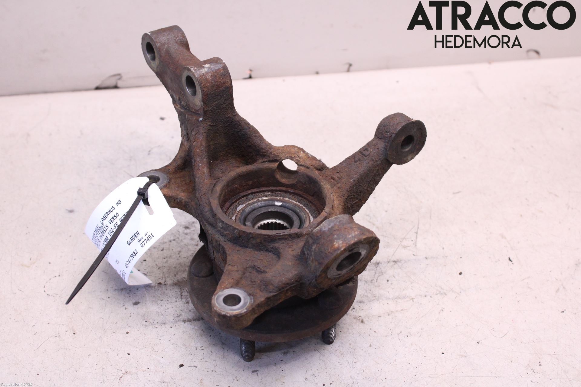 Toyota AVENSIS VERSO Spindel Hf