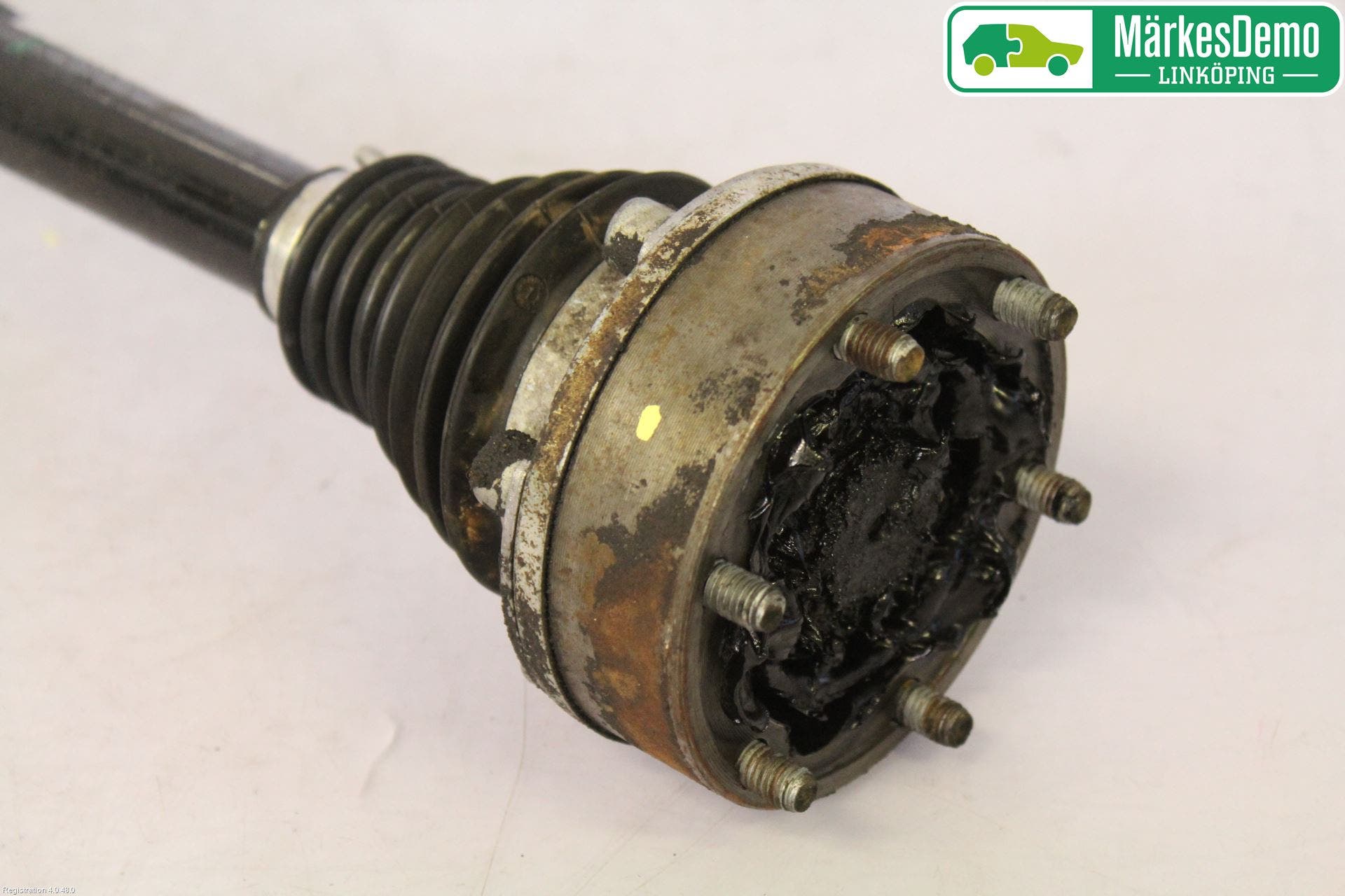 Volkswagen VW PASSAT 05-11 Drivaksel Foran Kompl Venstre