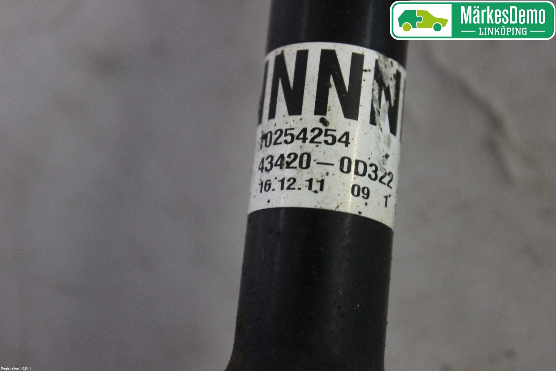 Toyota YARIS XP130 12-14 Drivaksel Foran Kompl Venstre