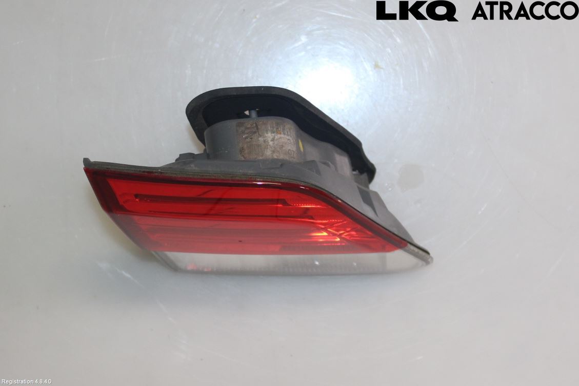 Toyota AVENSIS 09-15 Baklykt Venstre  På Luke(Indre