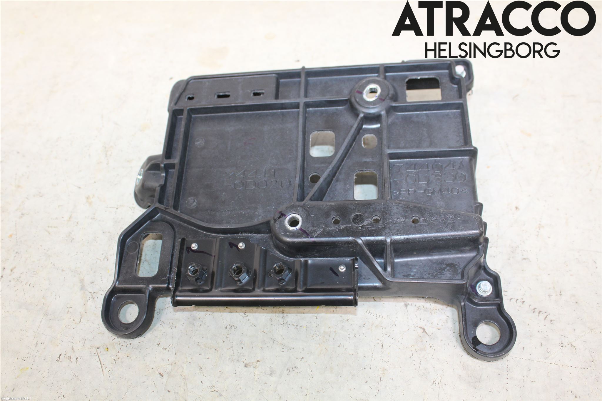 Toyota AYGO X AB70 22- Batterikasse - Feste - Holder