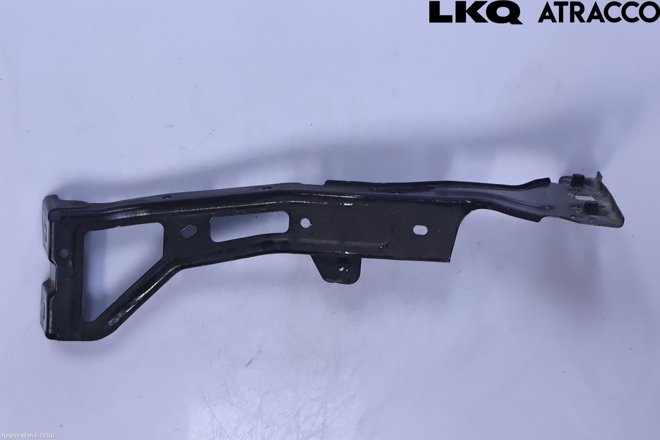Audi A4/S4 B9 16-19 Frontskjermfeste Venstre