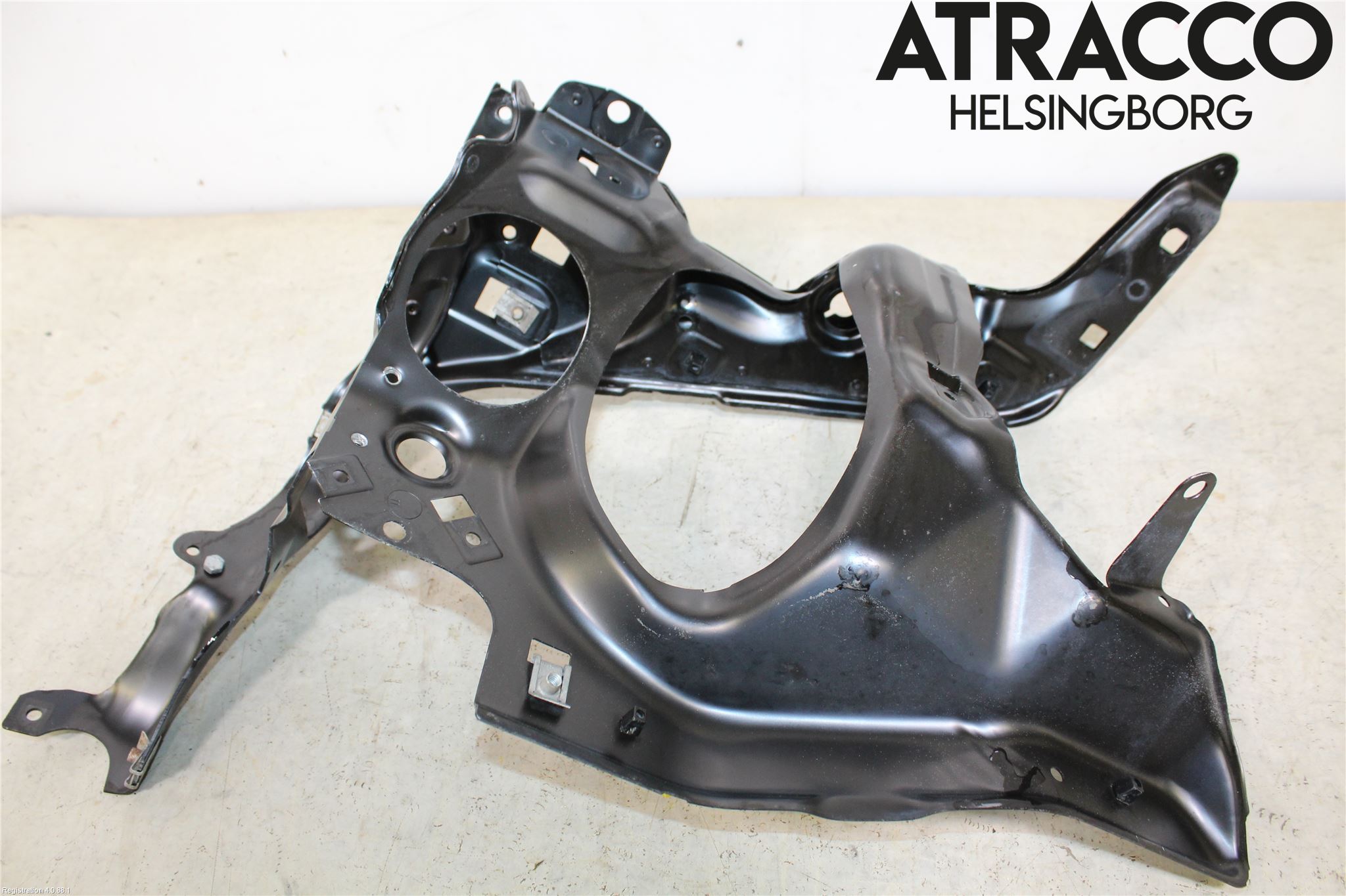 BMW 7 E65/66    00-08 Frontlykt Holder-Feste