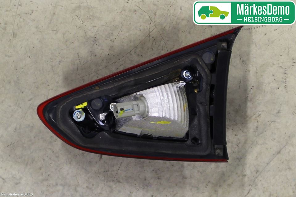Mazda 2 (DJ) 15-22 Baklykt Venstre  På Luke(Indre