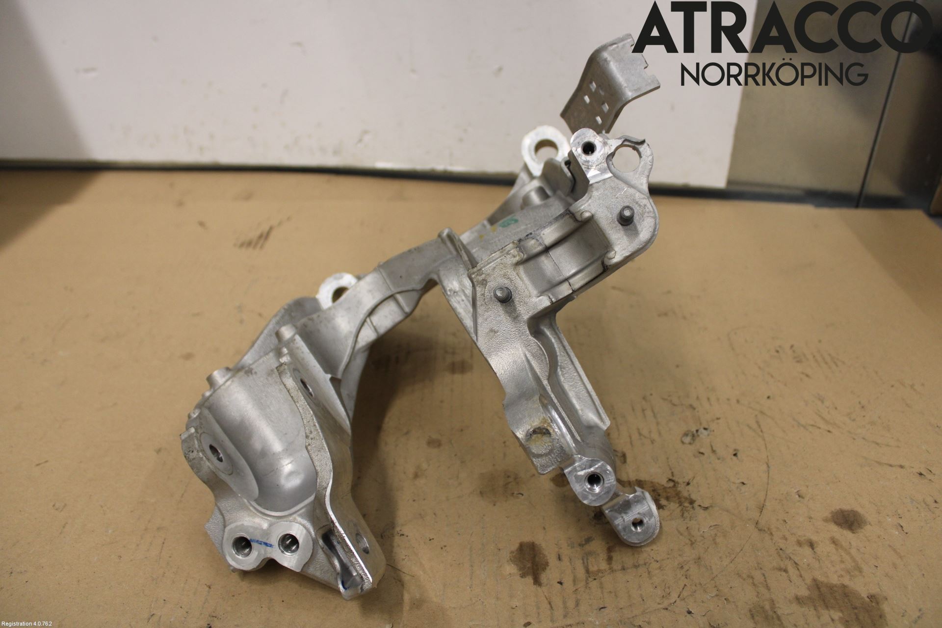 Audi A6 F2/C8 19- Motorbjelke (Langs Gående )